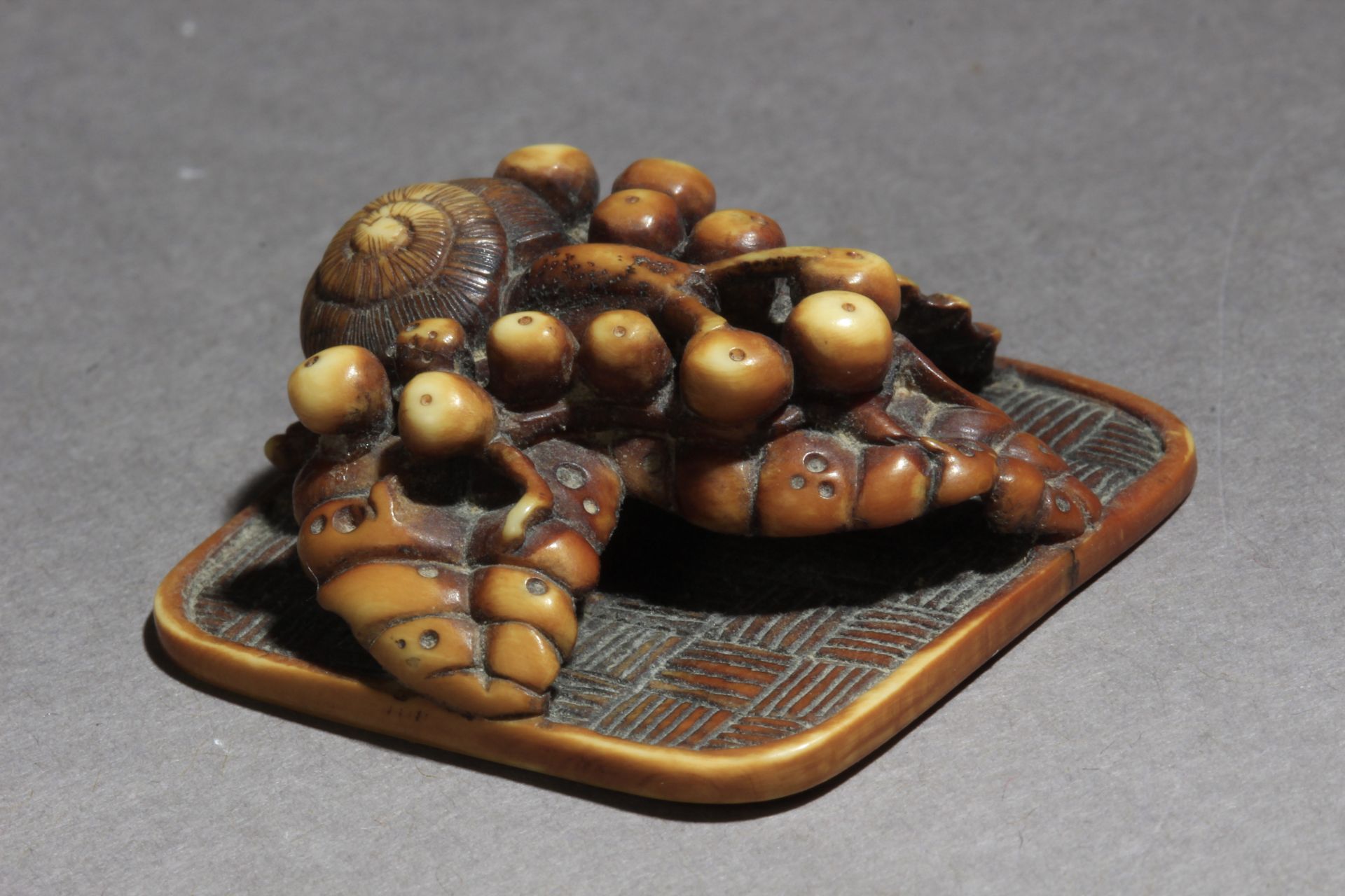 A 19th century Japanese netsuke - Image 2 of 7