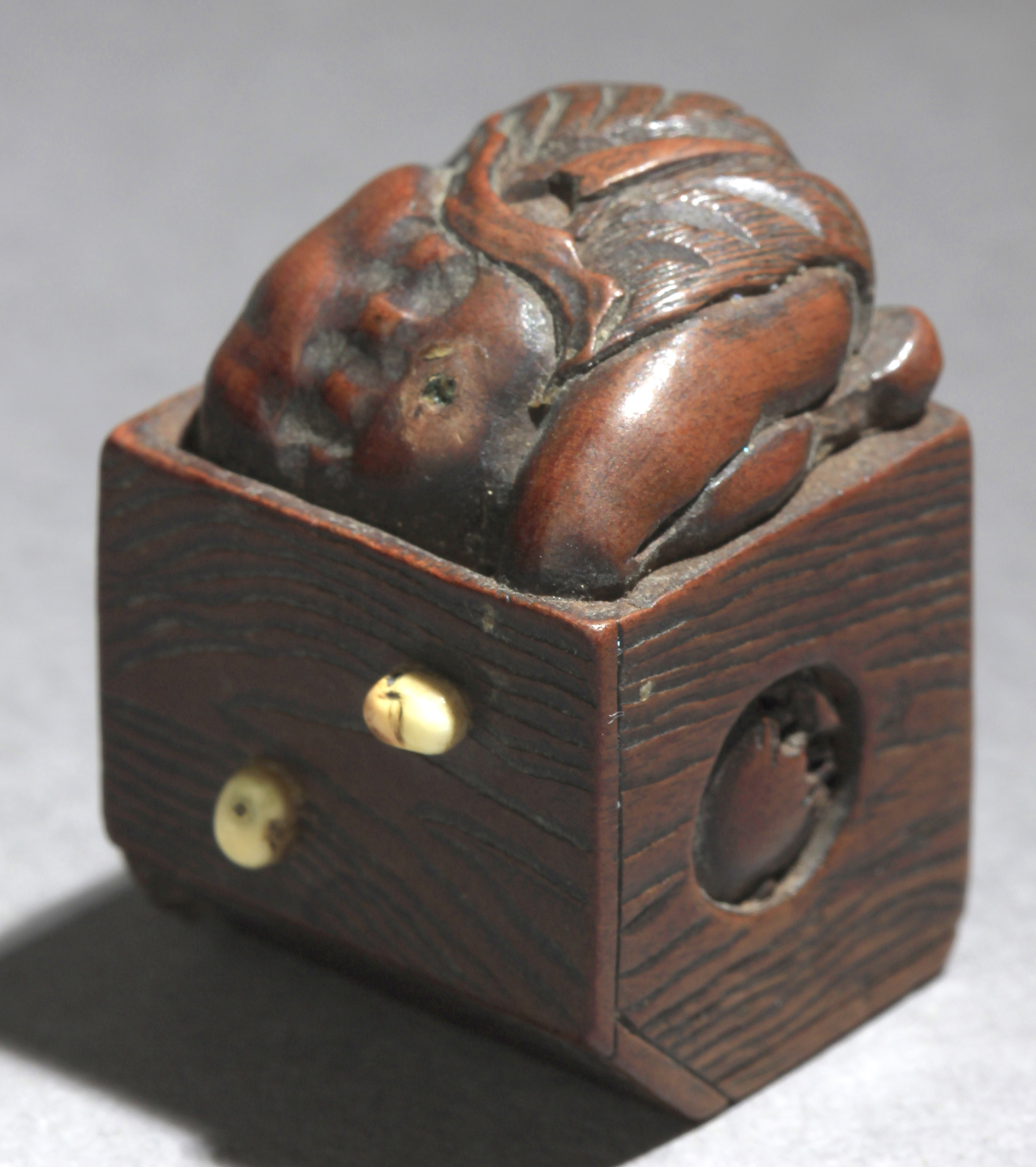 A 19th century Japanese netsuke from Meiji period - Image 12 of 13