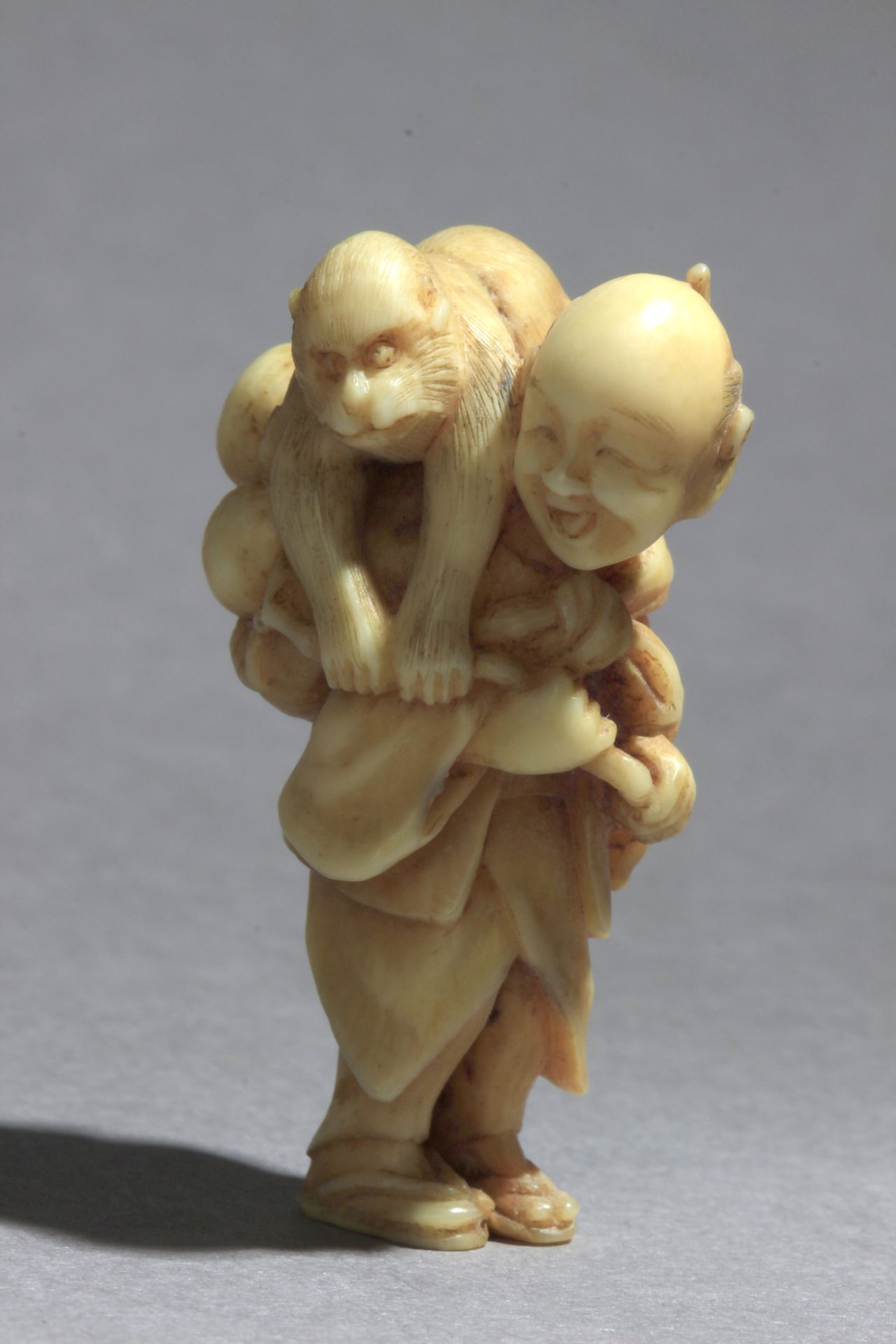 A mid 19th century Japanese netsuke from Edo period - Image 3 of 8