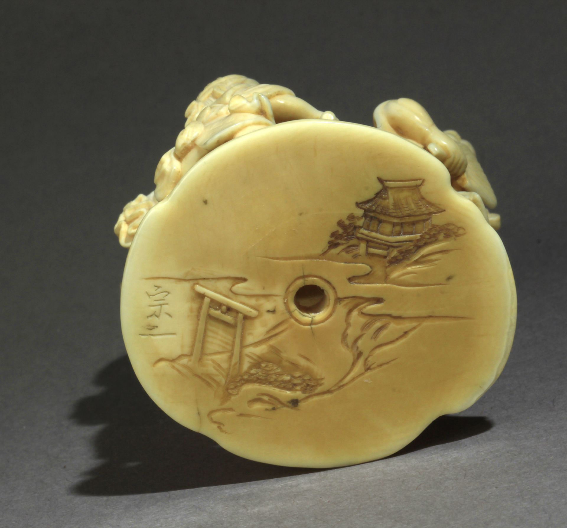 A late 19th century Japanese netsuke okimono from Meiji period - Image 7 of 9