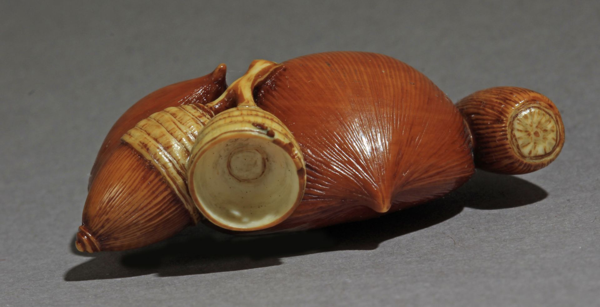 A 19th century Japanese netsuke from Meiji period - Image 3 of 6