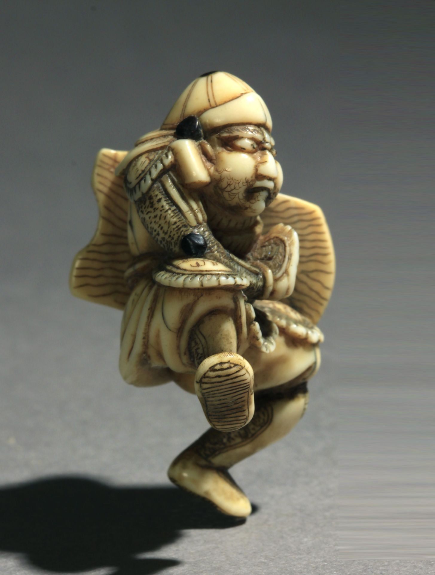 A late 18th century Japanese netsuke - Image 4 of 9