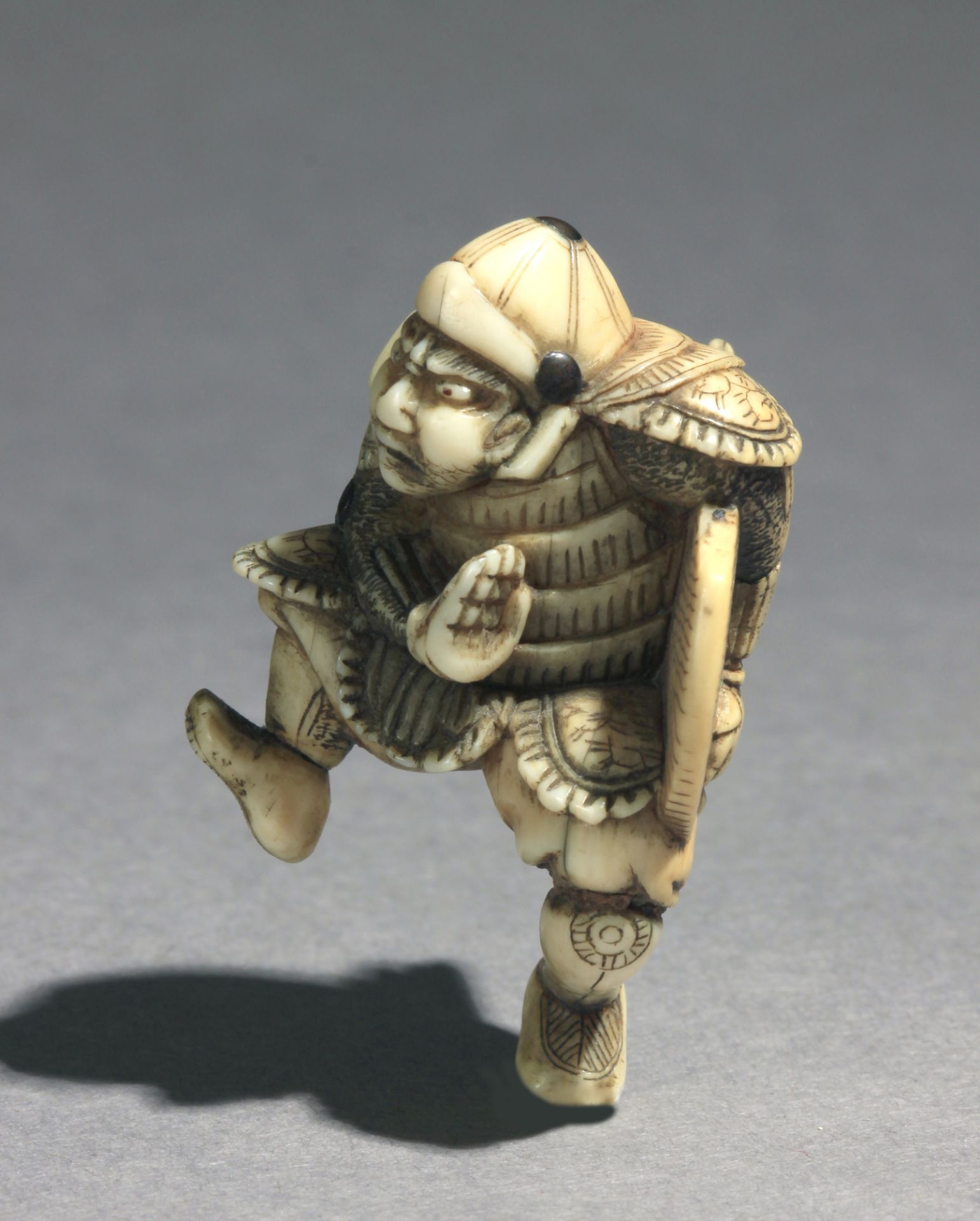 A late 18th century Japanese netsuke - Image 2 of 9