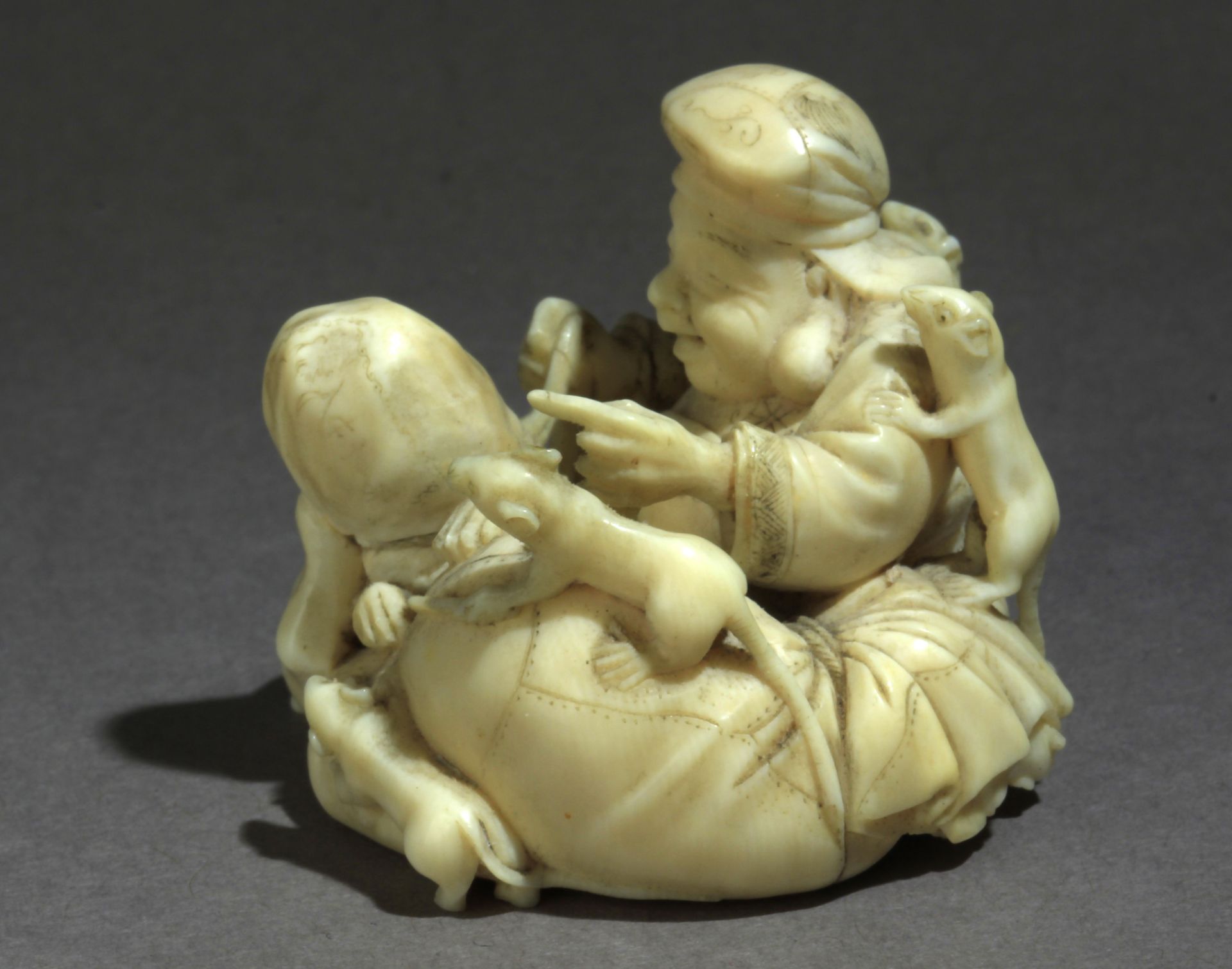 A late 19th century Japanese netsuke from Meiji period - Image 3 of 9