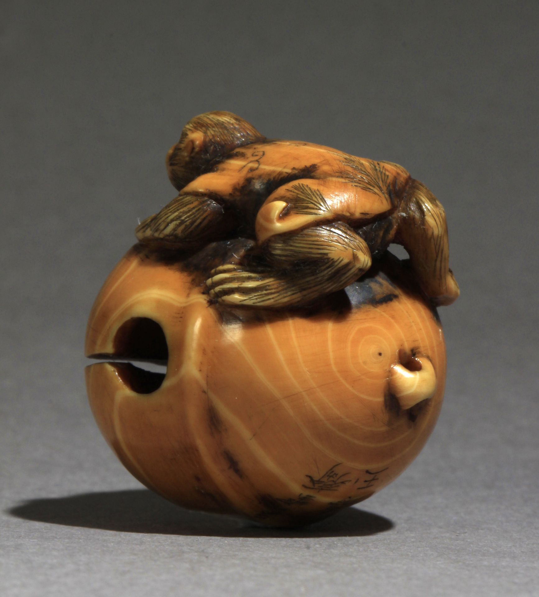 A mid 19th century Japanese netsuke from Edo period - Image 3 of 7