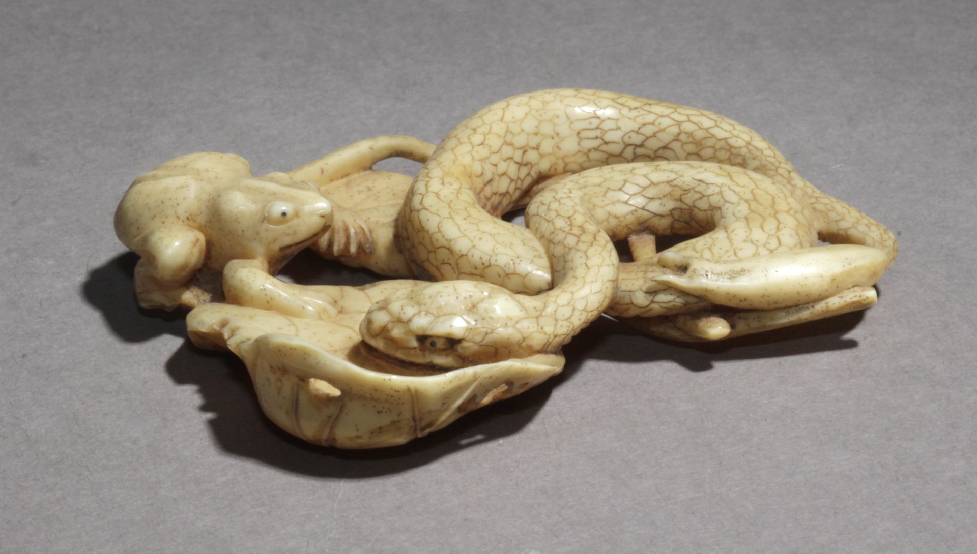 A 19th century Japanese netsuke from Meiji period - Image 2 of 8