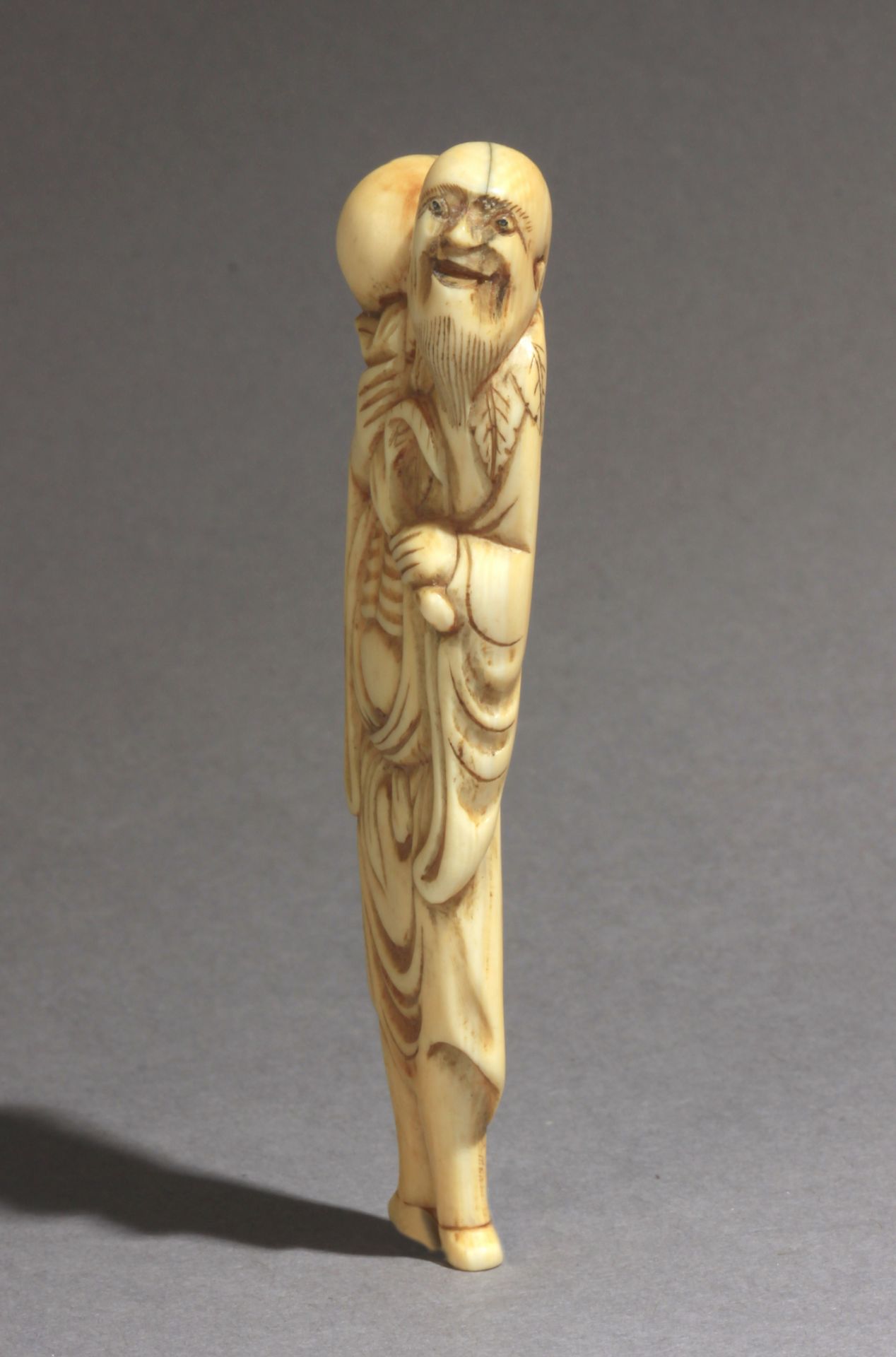 An 18th century Japanese netsuke from Edo period - Image 2 of 7