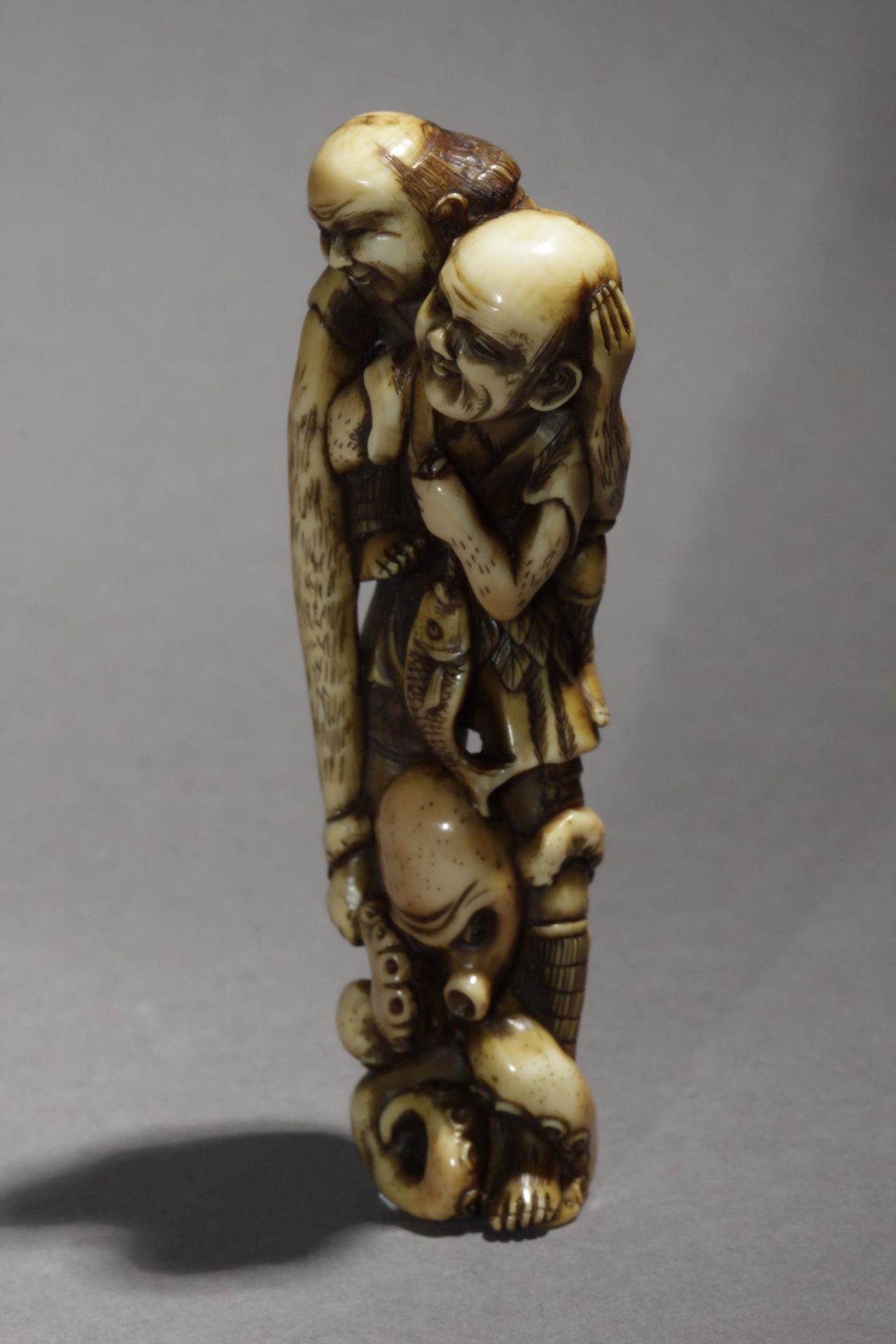 A mid 19th century Japanese netsuke from Edo period - Image 2 of 8