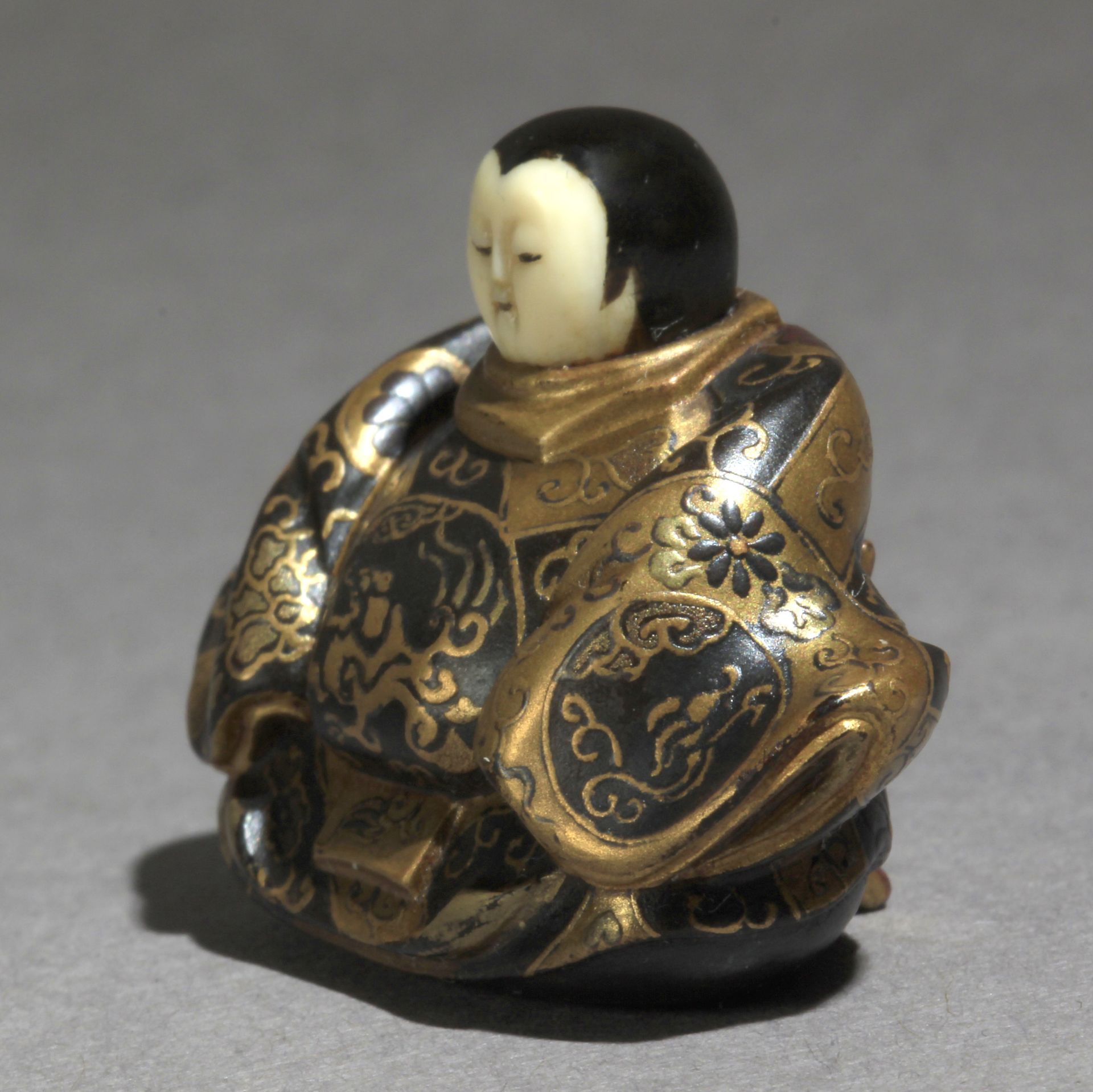 A 19th century Japanese netsuke from Meiji period - Image 3 of 8