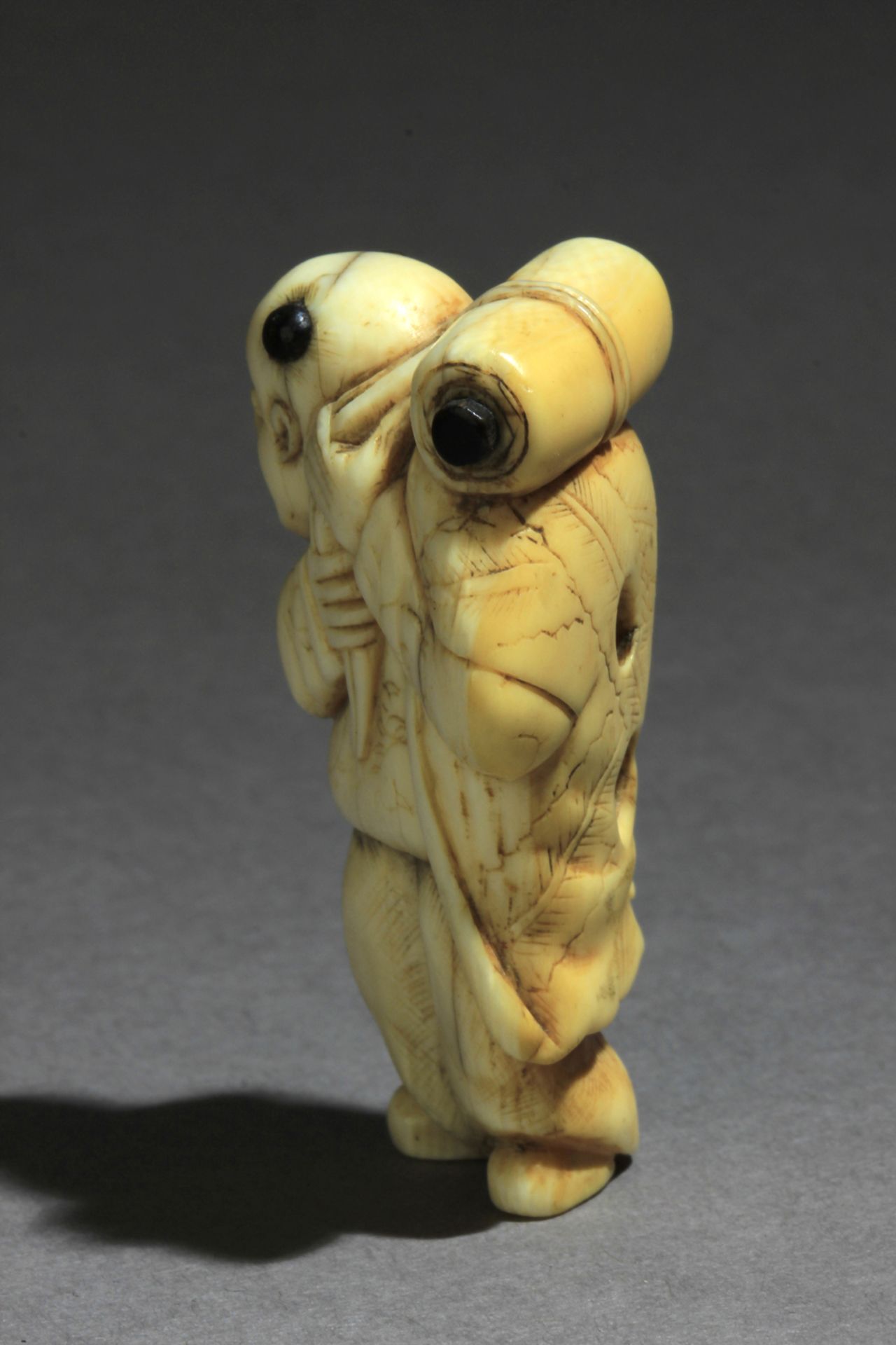 An 18th century Japanese netsuke from Edo period - Image 3 of 7