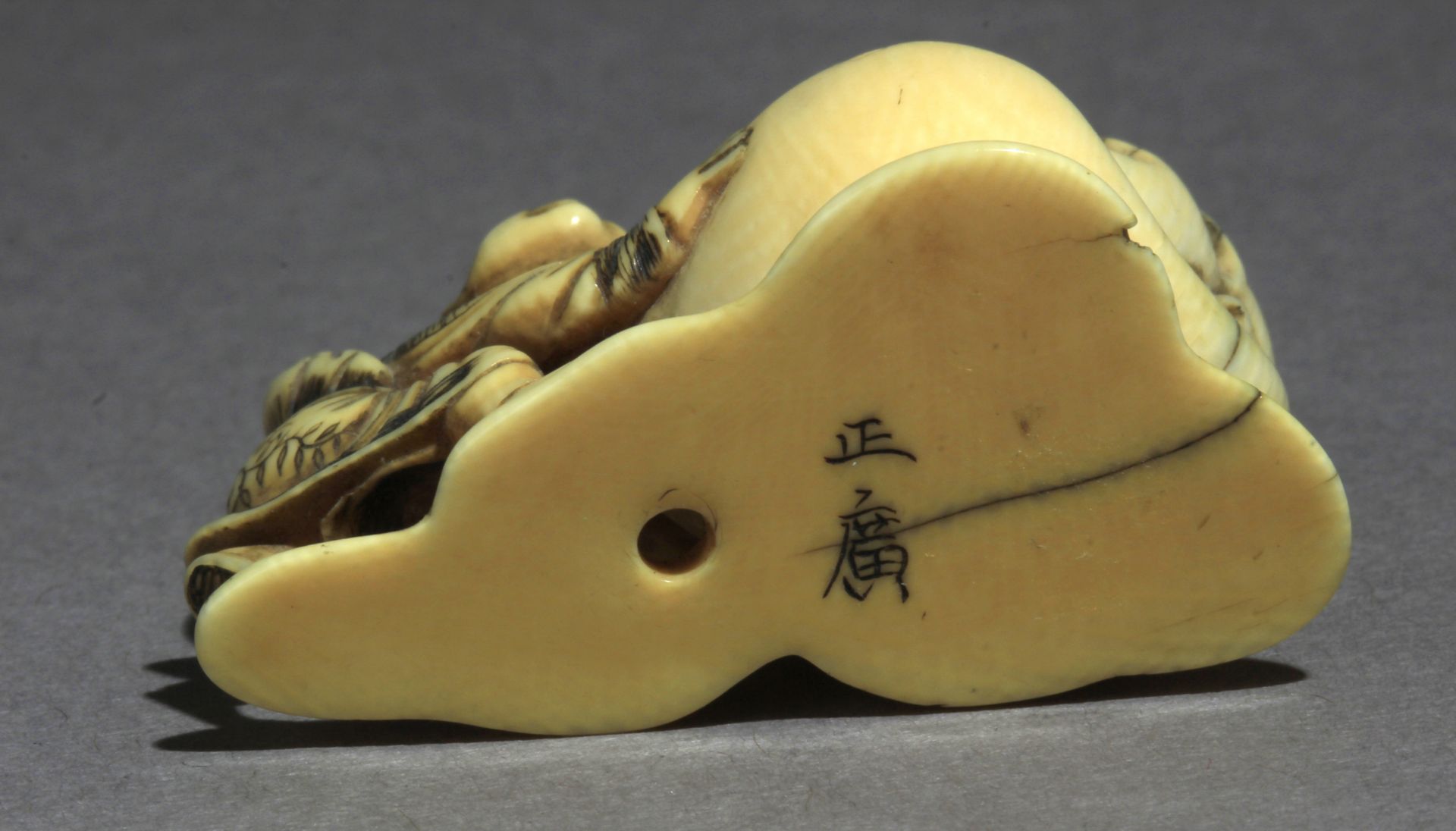 A 19th century Japanese netsuke from Edo period - Image 6 of 7
