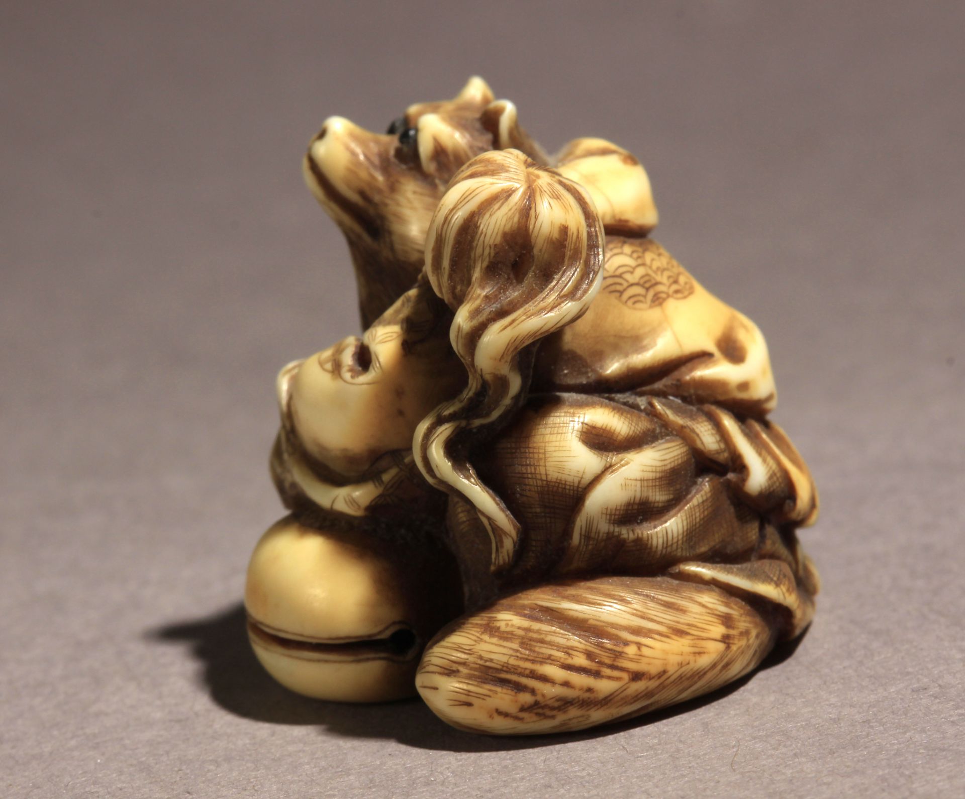 A late 19th century Japanese netsuke from Meiji period - Image 3 of 8