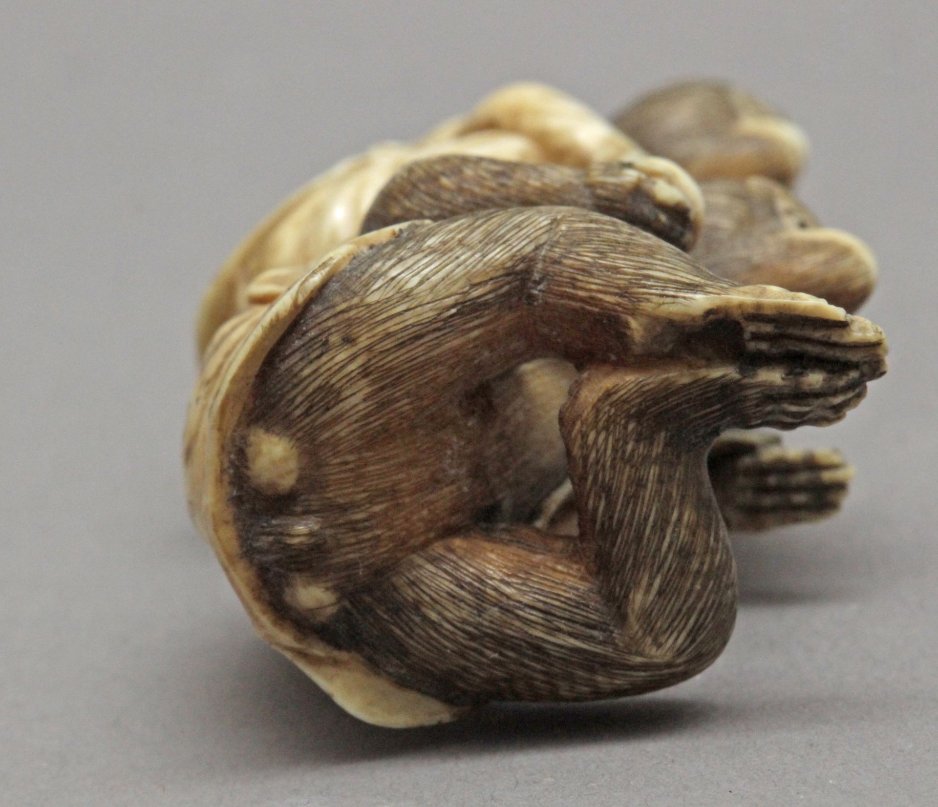 A mid 19th century Japanese netsuke - Image 9 of 11