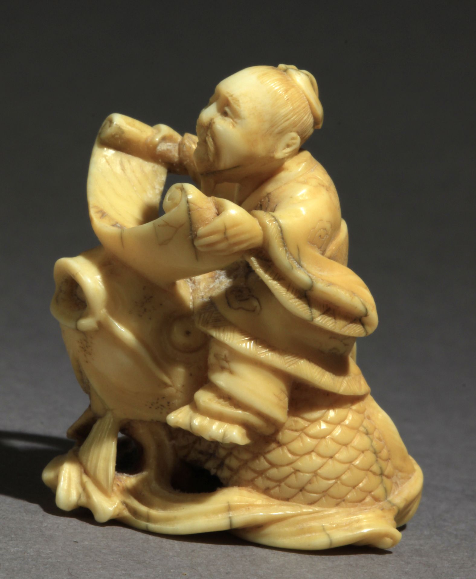 A 19th century Japanese netsuke from Meiji period - Image 5 of 8