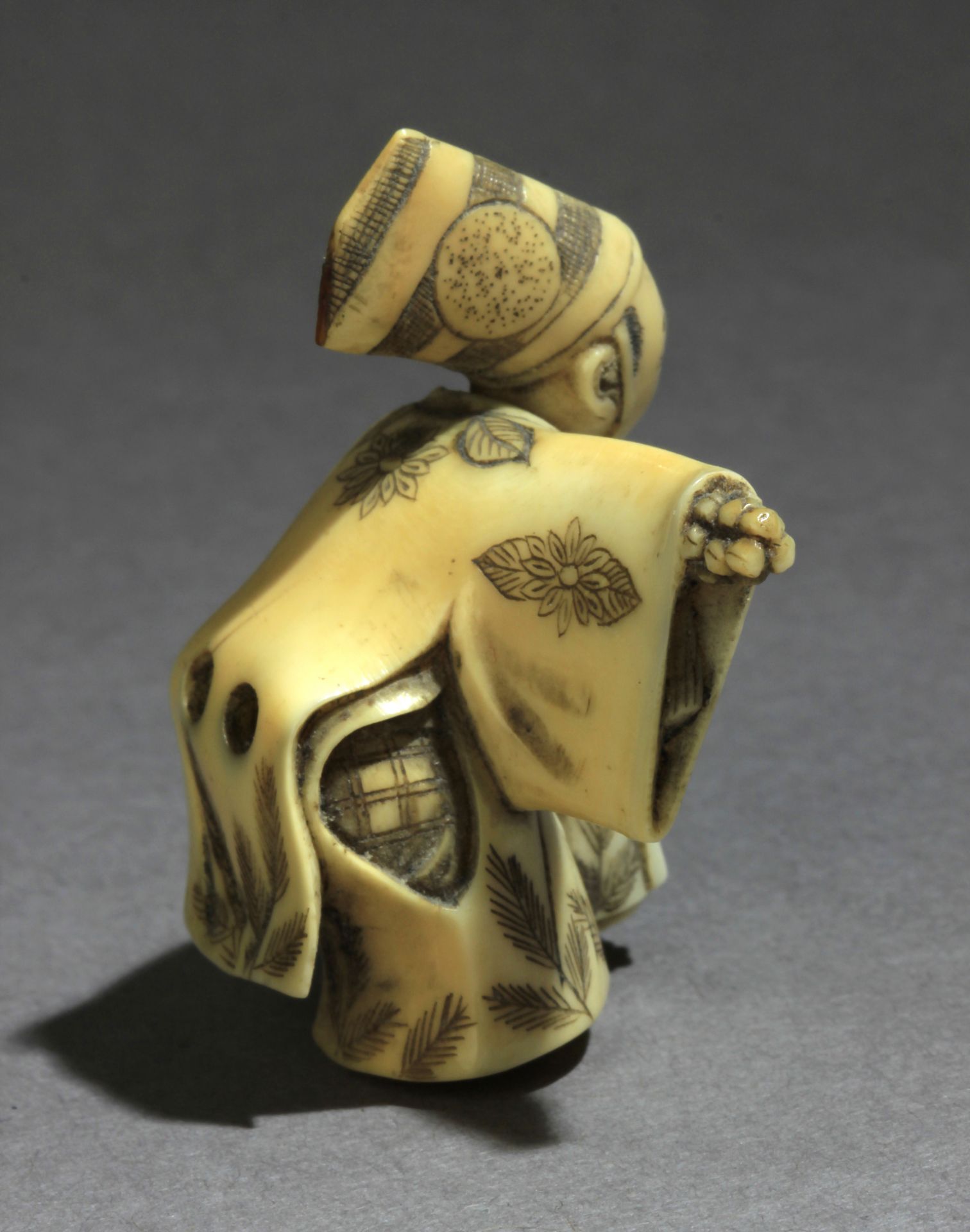 A 19th century Japanese netsuke from Meiji period - Bild 5 aus 8