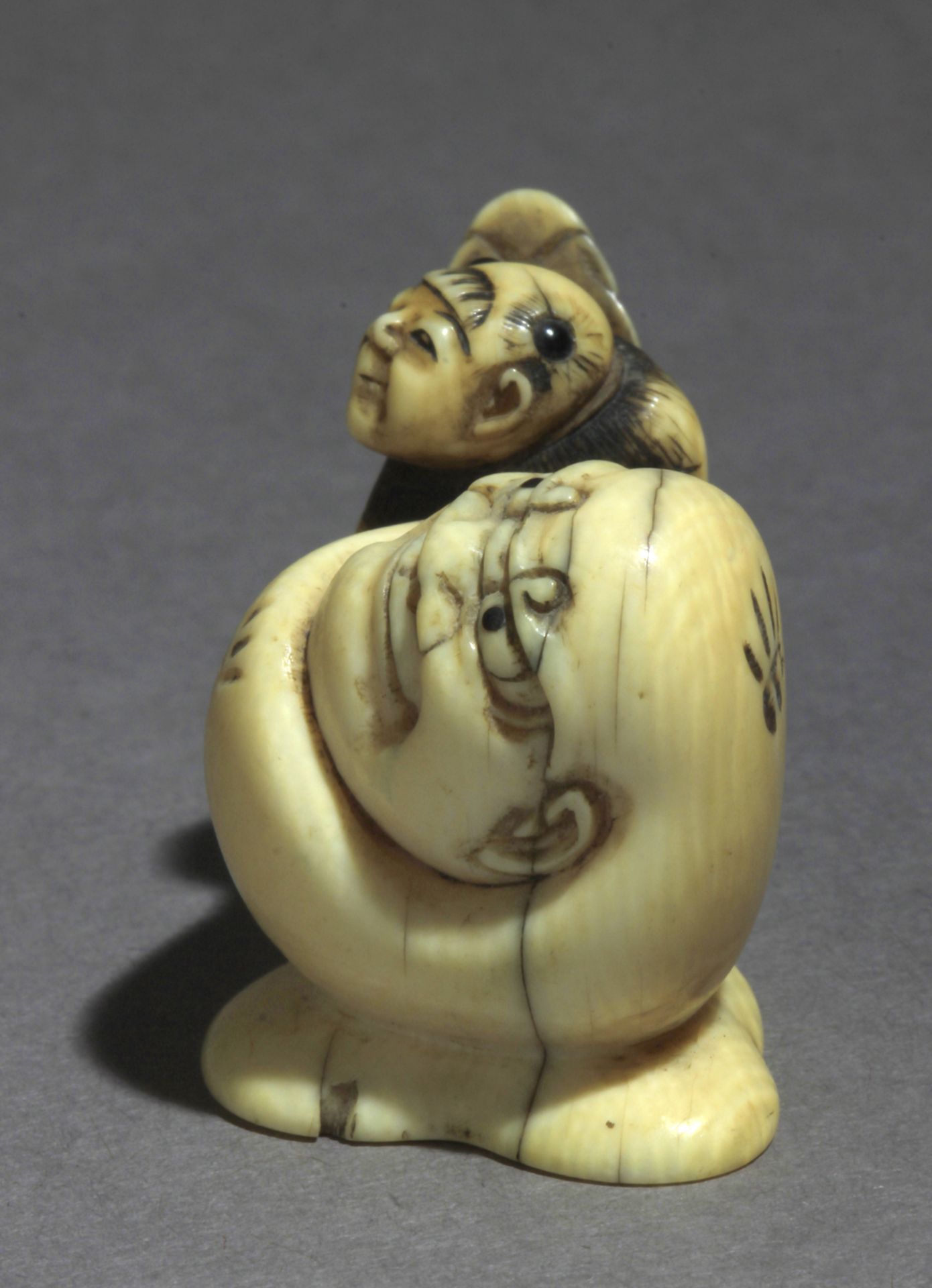 A 19th century Japanese netsuke from Edo period - Image 3 of 7