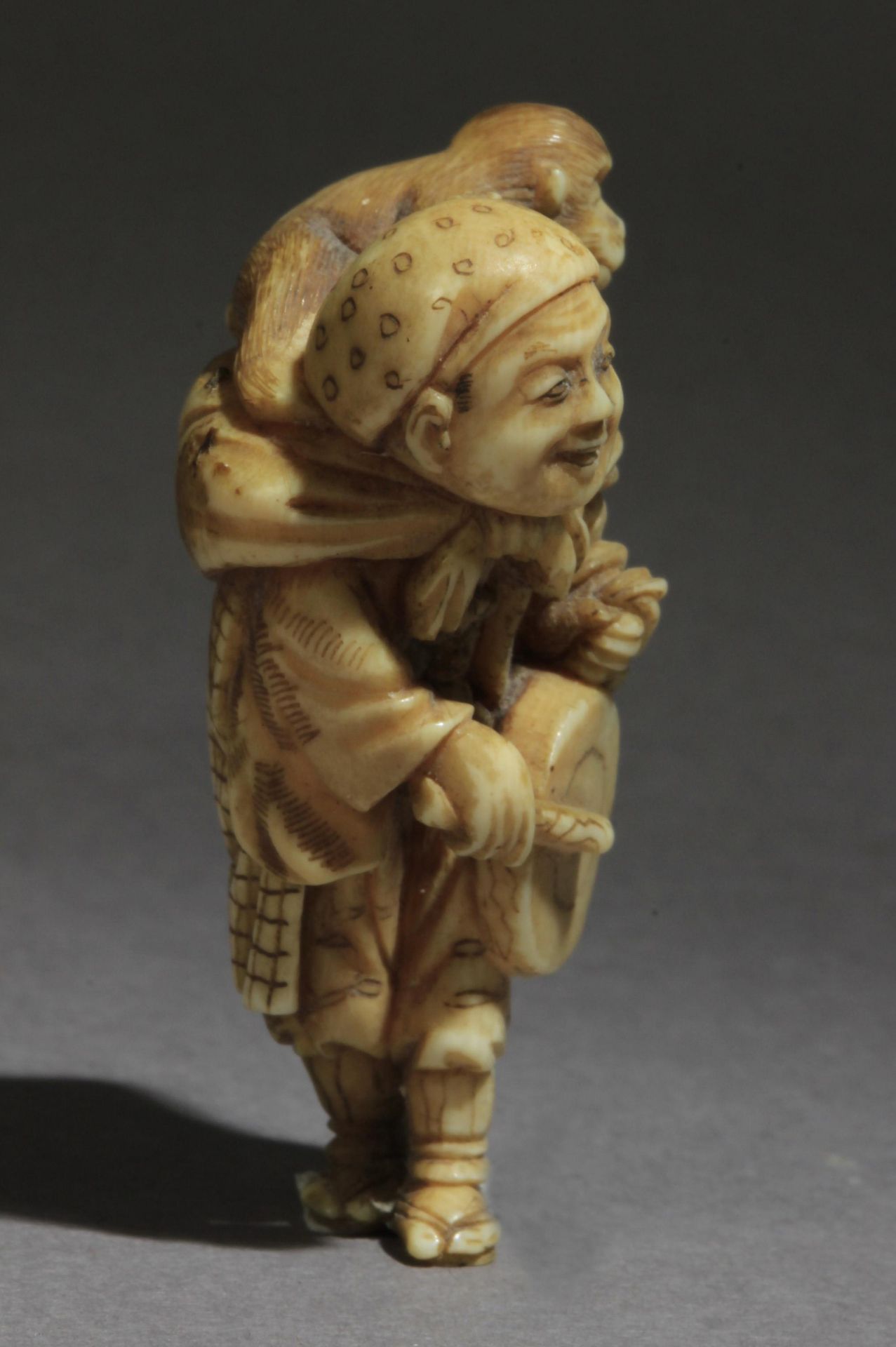 A late 19th century Japanese netsuke from Meiji period - Image 5 of 6