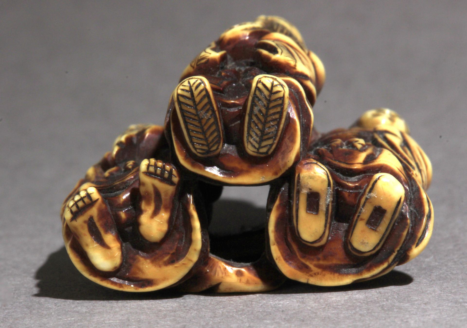 A mid 19th century Japanese netsuke from Edo-Meiji period - Image 9 of 9