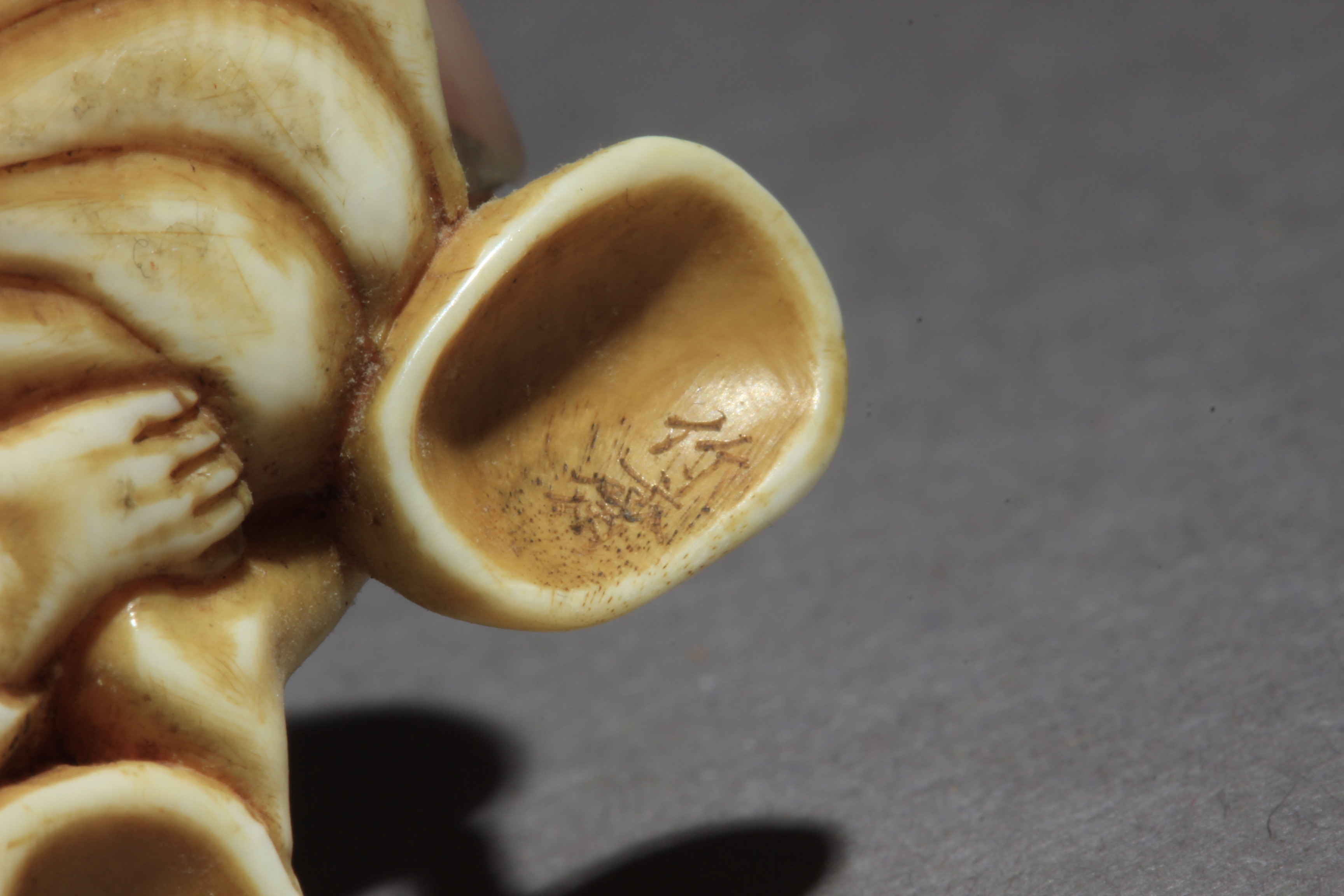 A mid 19th century Japanese netsuke - Image 8 of 8