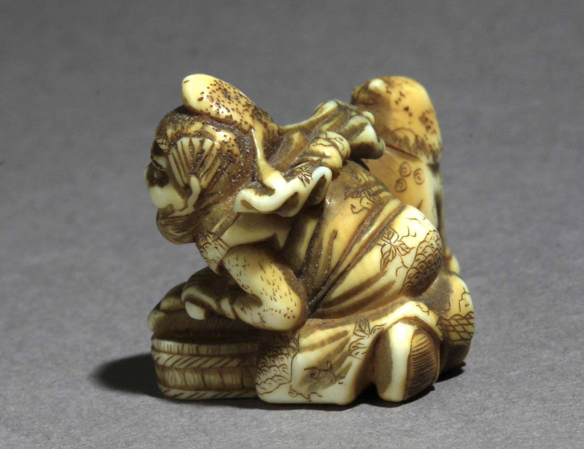 An early 20th century Japanese netsuke from Meiji period - Image 3 of 7