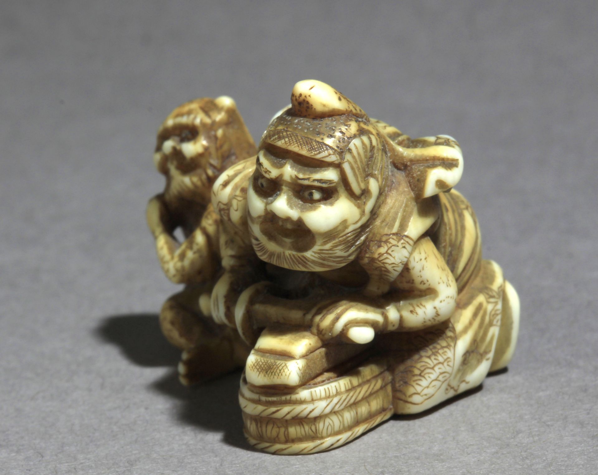 An early 20th century Japanese netsuke from Meiji period - Image 2 of 7