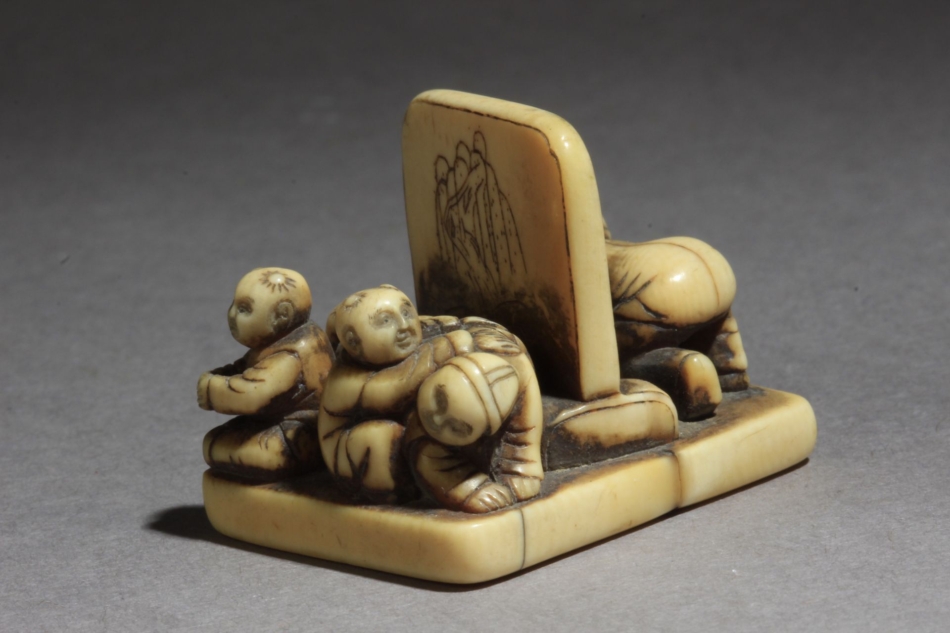 An early 19th century Japanese netsuke from Edo period - Image 3 of 6