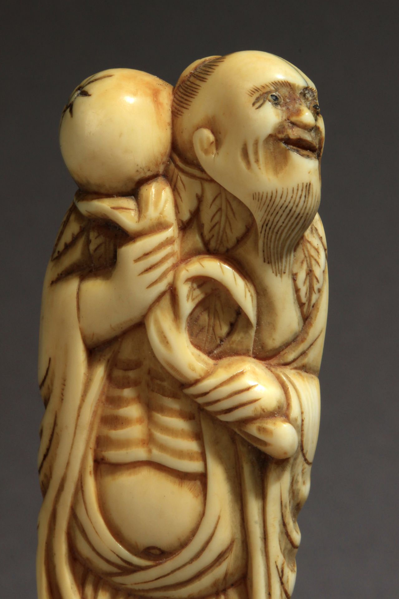 An 18th century Japanese netsuke from Edo period - Image 4 of 7