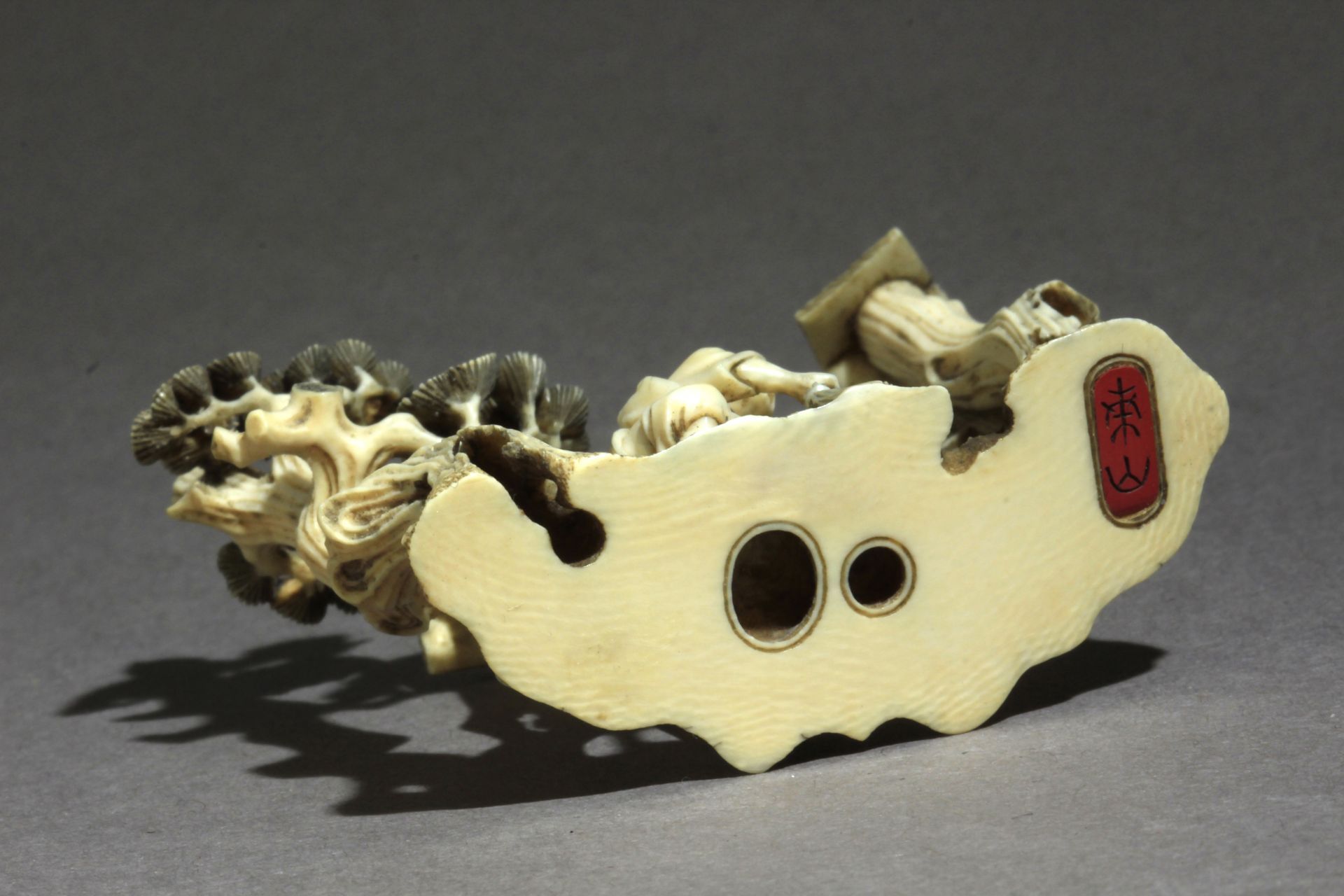 A Japanese netsuke-okimono from Meiji period circa 1870-1890 - Bild 6 aus 7