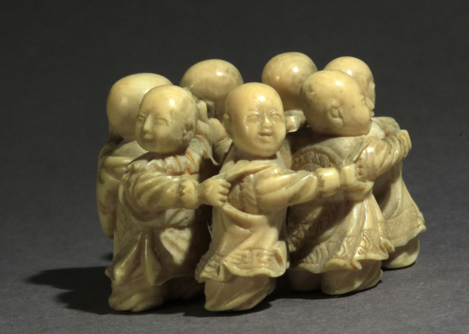 A late 19th century Japanese netsuke from Meiji period - Image 4 of 7