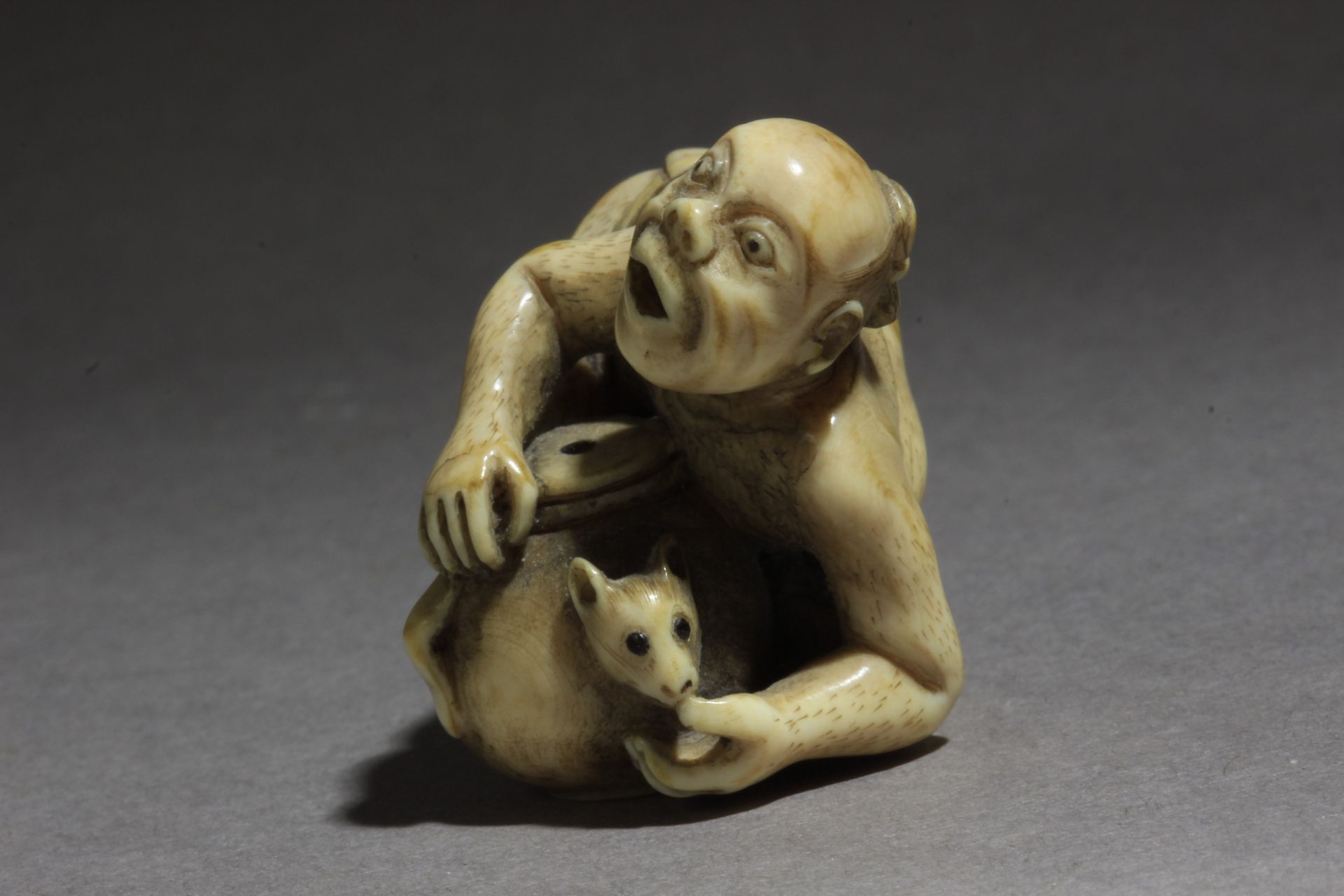 A 19th century Japanese netsuke - Image 2 of 7