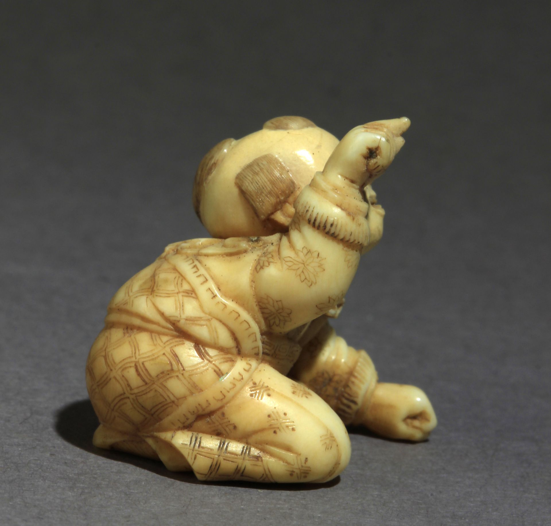 A late 19th century Japanese netsuke from Meiji period - Image 5 of 8