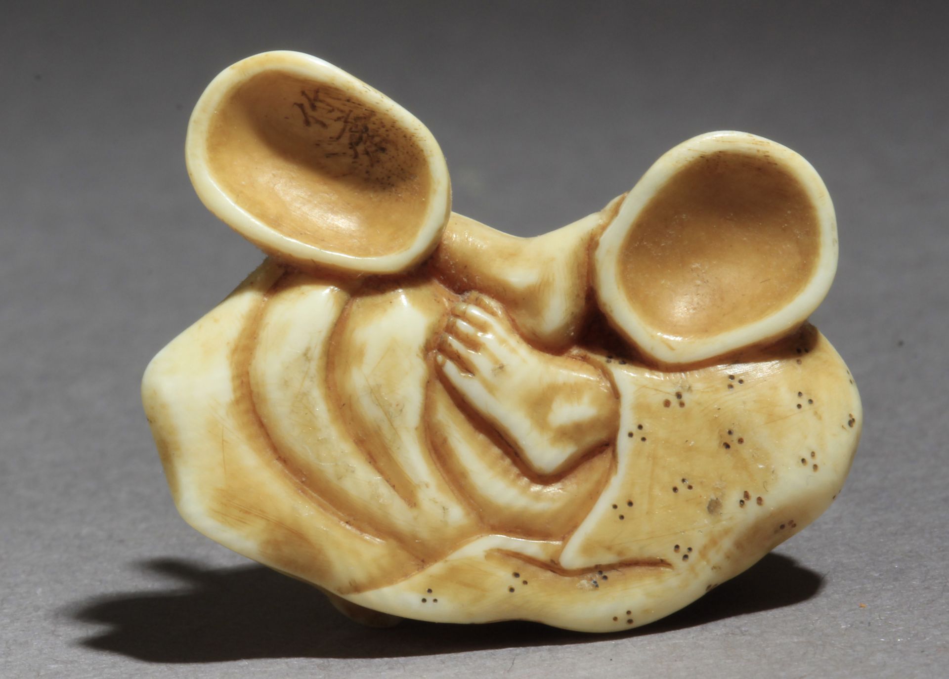 A mid 19th century Japanese netsuke - Bild 7 aus 8