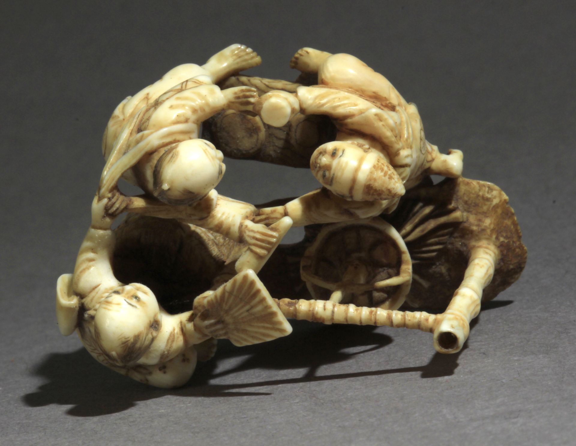 A late 19th century Japanese netsuke-okimono from Meiji period - Bild 7 aus 7