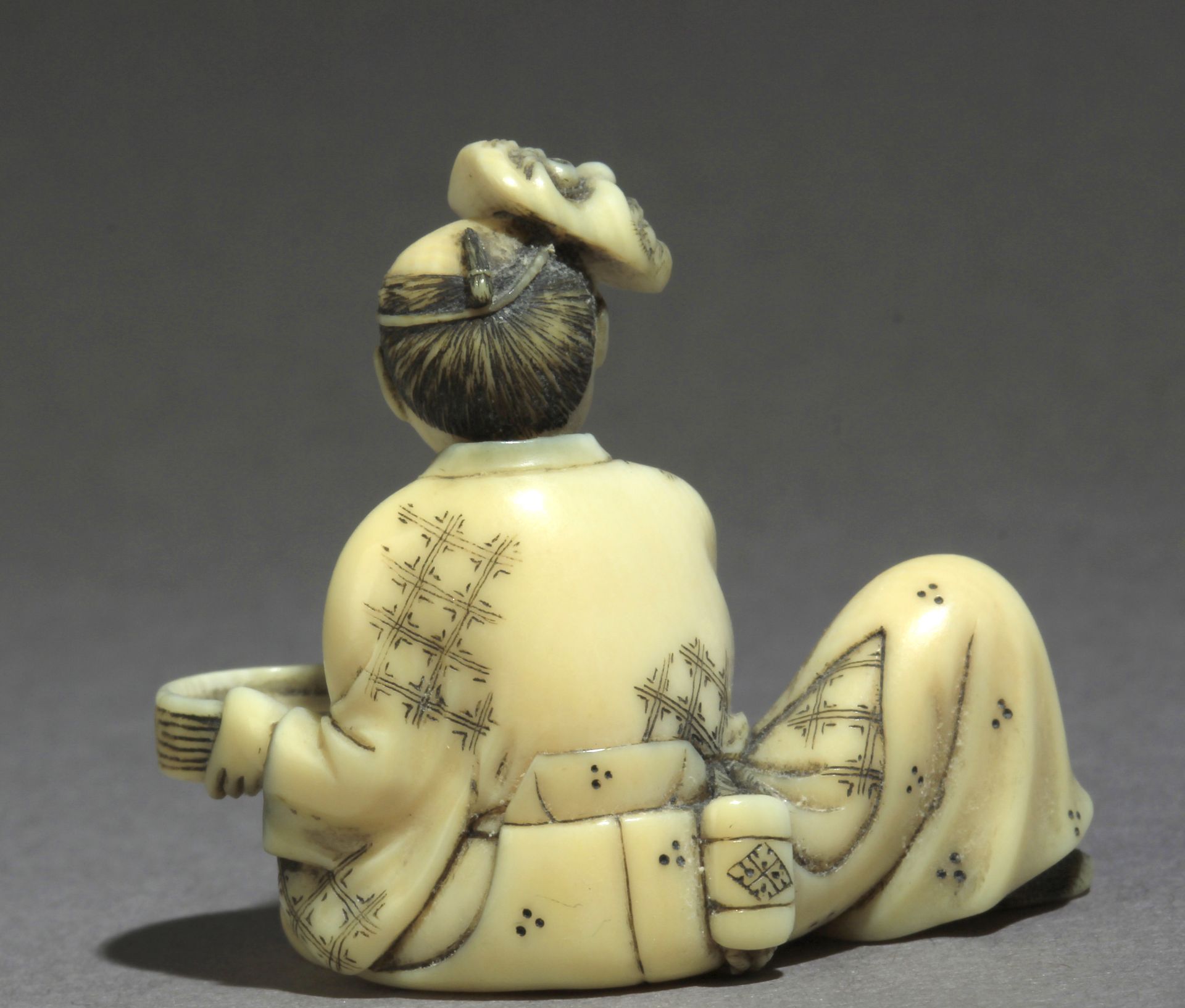A mid 19th century Japanese netsuke from Meiji period. - Image 4 of 7