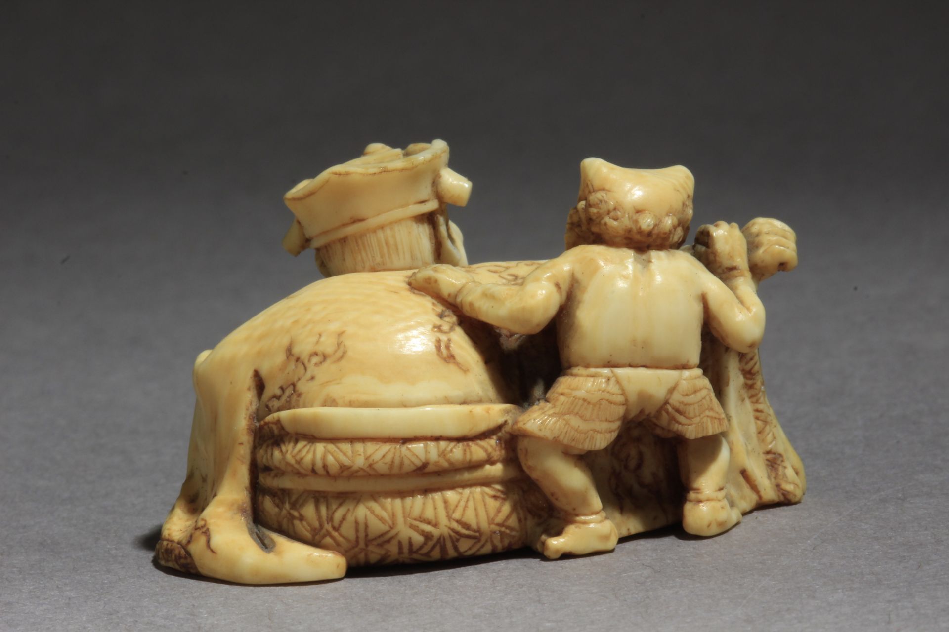 A mid 19th century Japanese netsuke from Edo period - Image 4 of 9