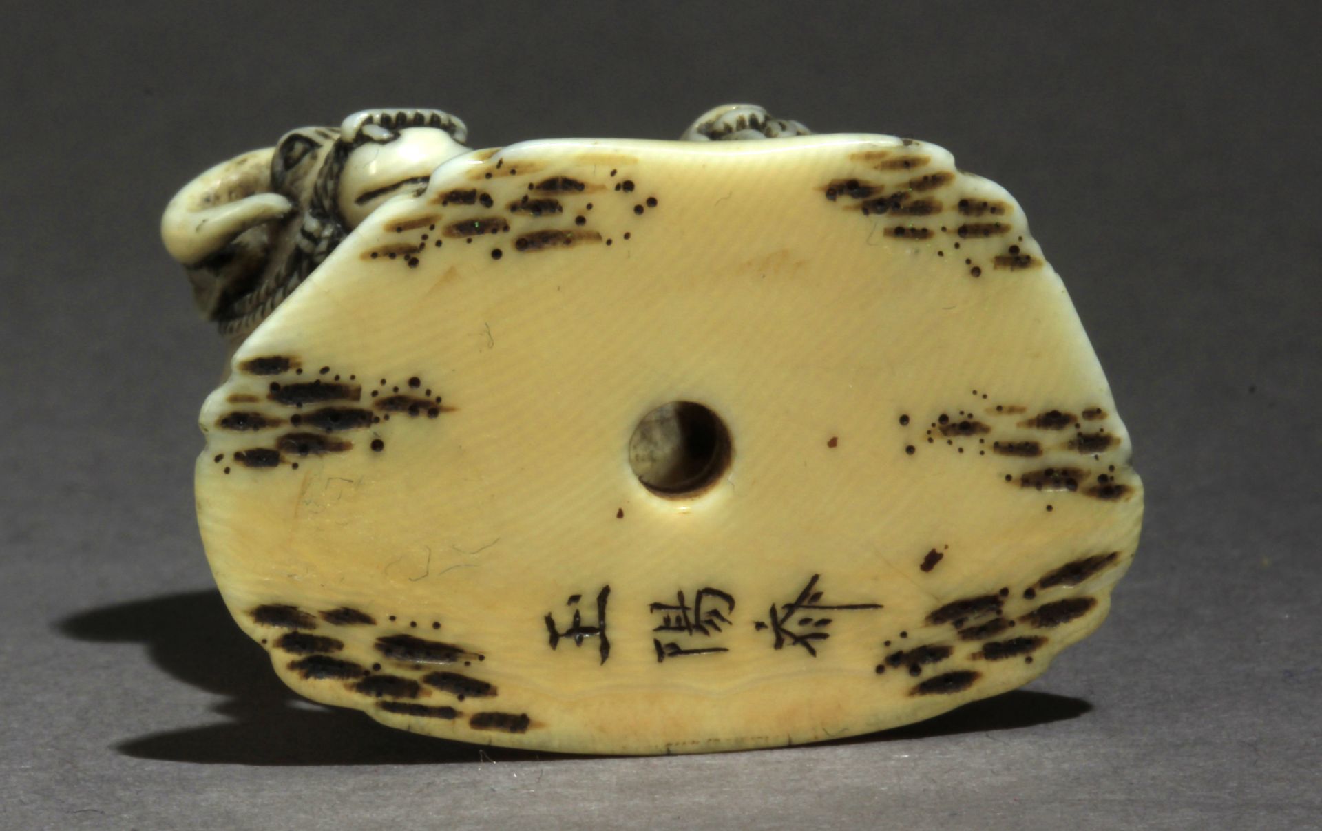 A mid 19th century Japanese netsuke from Edo period - Image 7 of 8