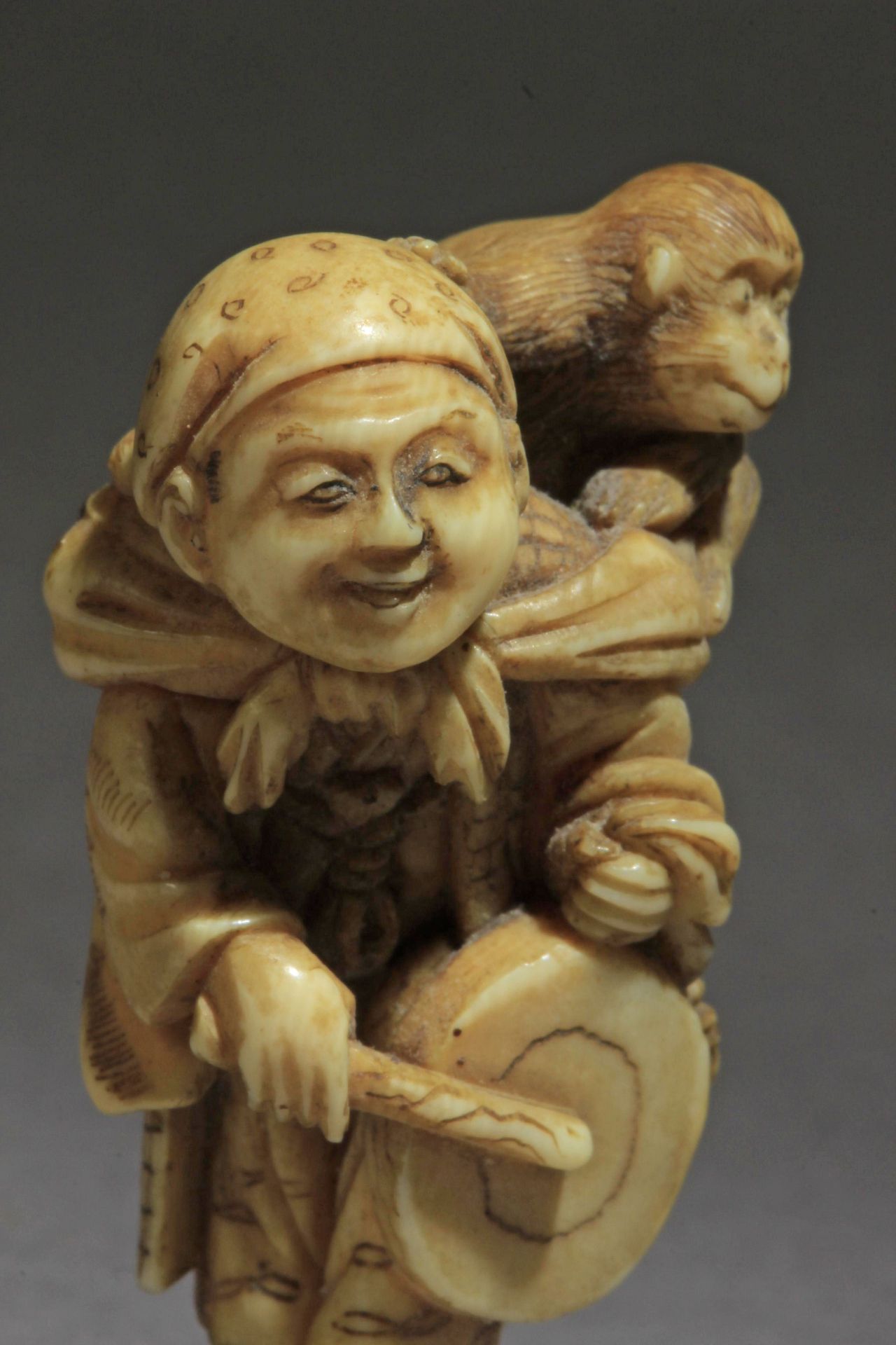 A late 19th century Japanese netsuke from Meiji period - Image 6 of 6