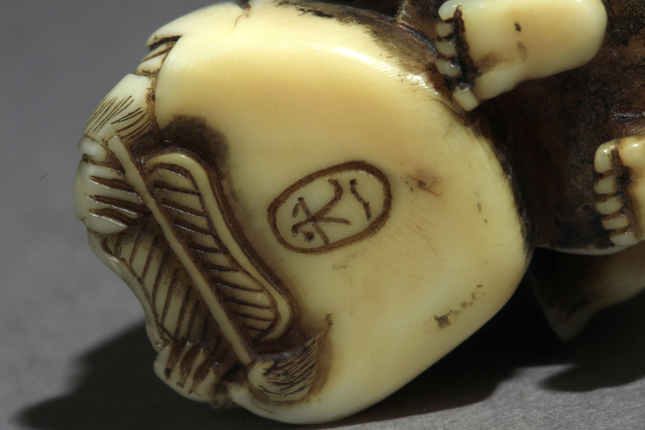 A mid 19th century Japanese netsuke from Meiji period - Image 8 of 8