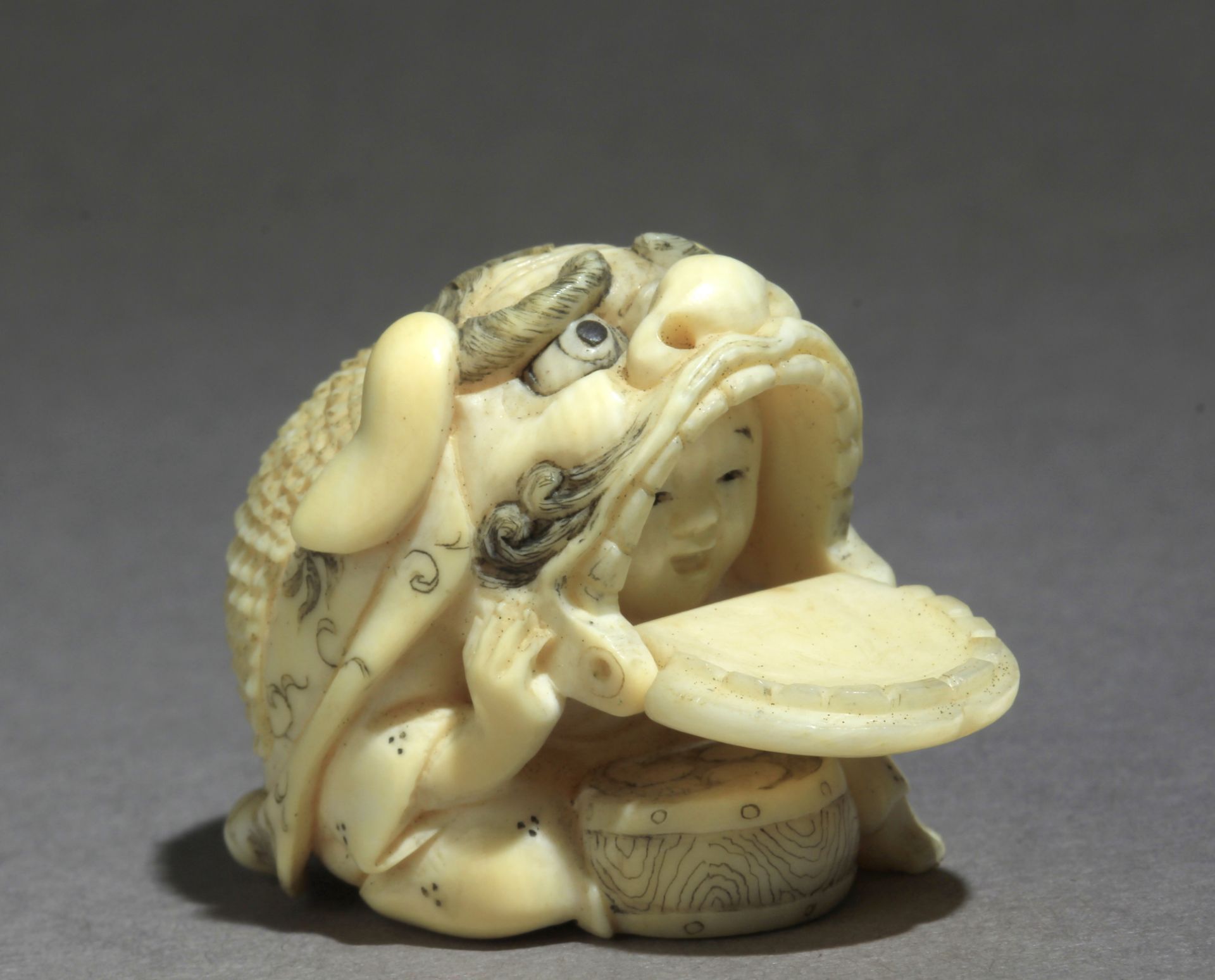 A late 19th century Japanese netsuke from Meiji period - Image 4 of 8