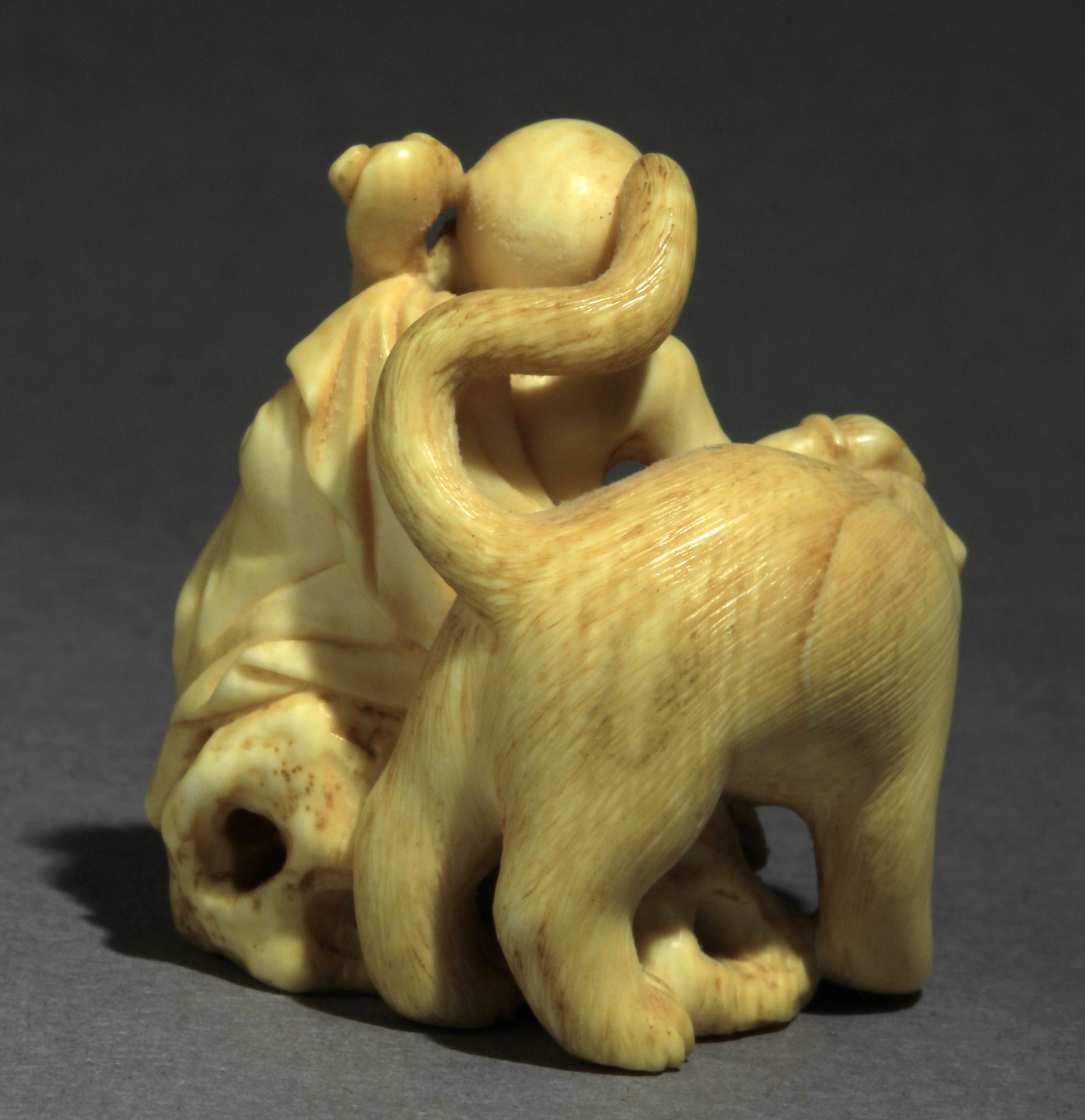 A mid 19th century Japanese netsuke from Meiji period - Image 4 of 8