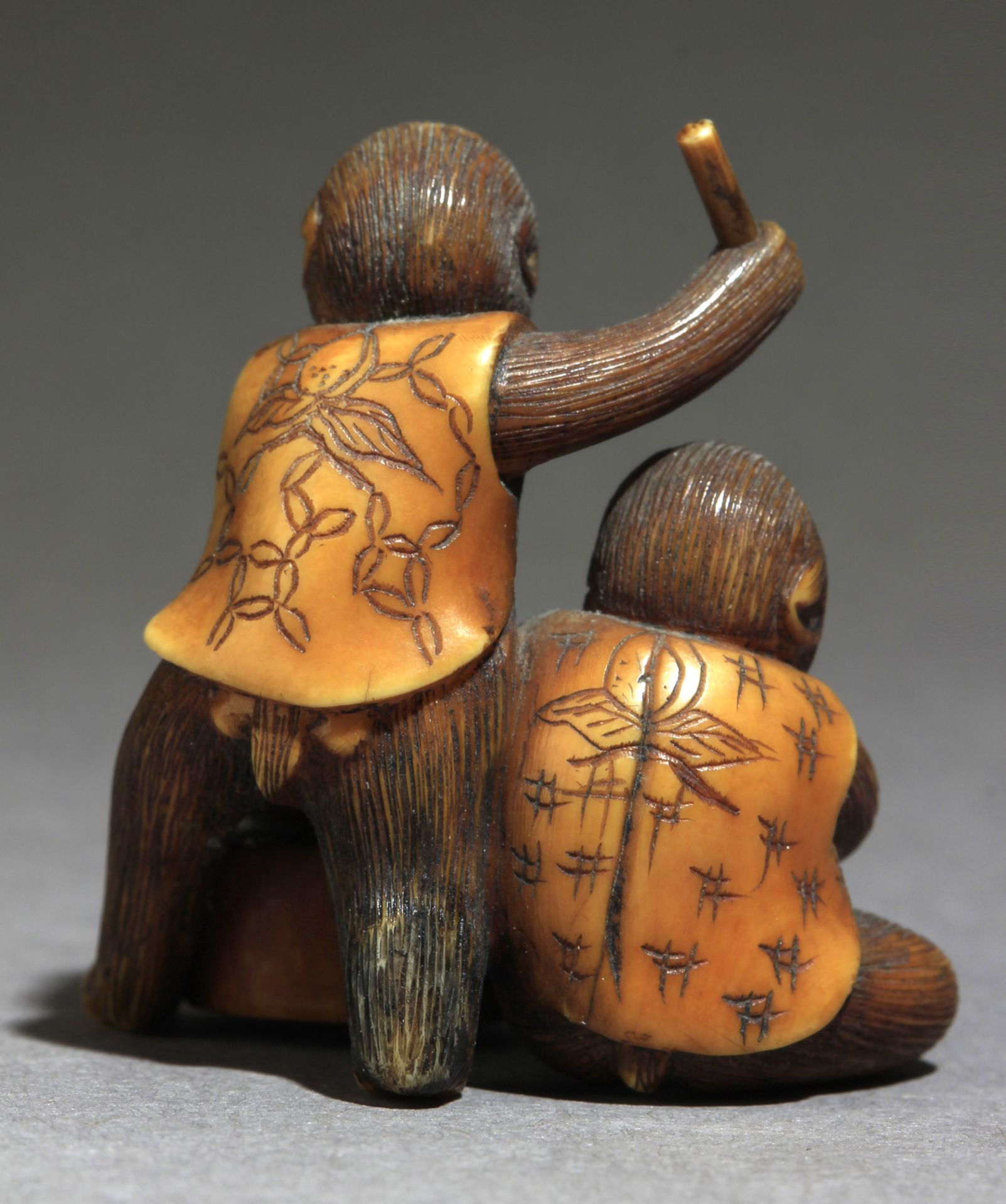 A 19th century Japanese netsuke - Image 5 of 7