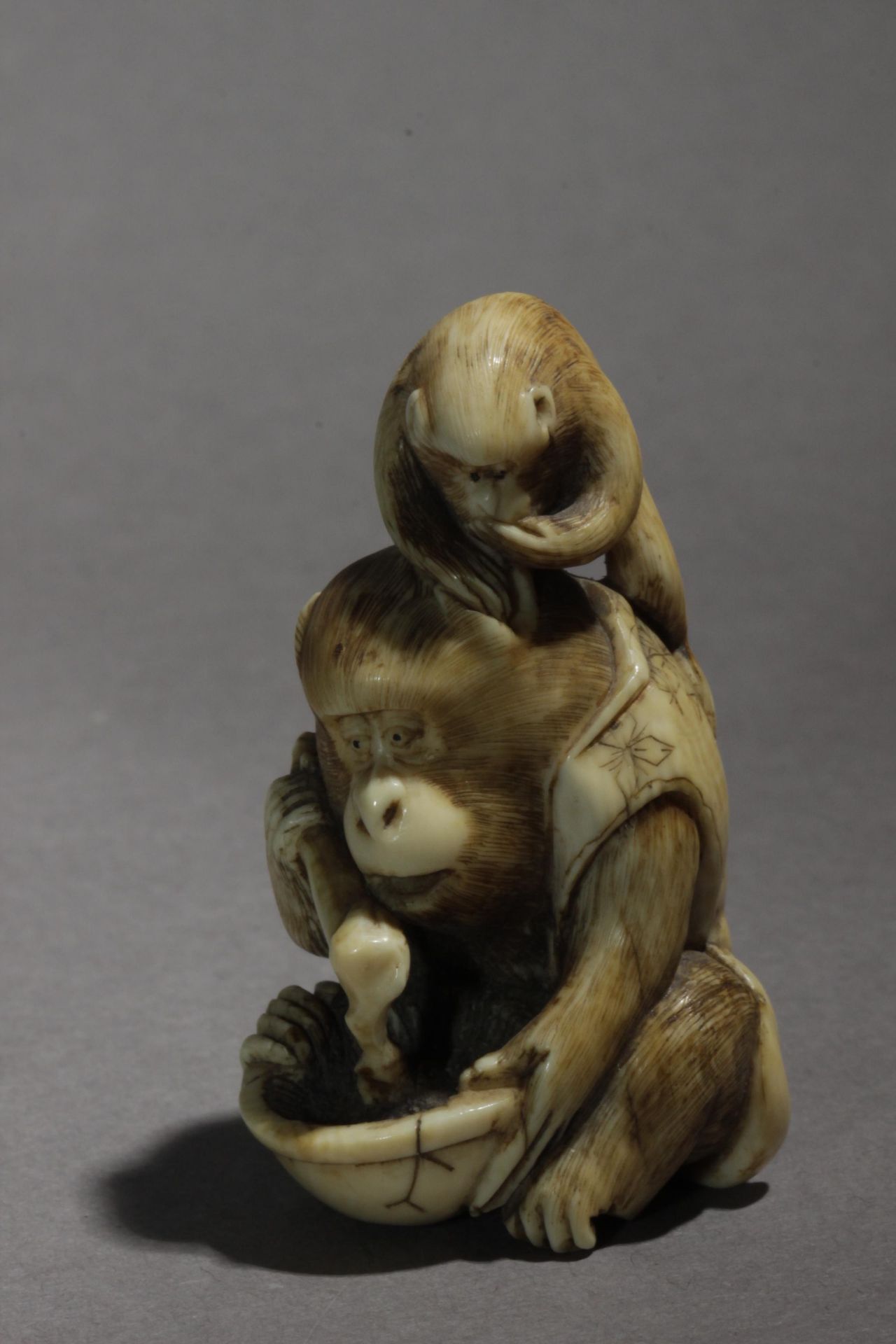 A Japanese netsuke from Edo period circa 1825-1850 - Bild 2 aus 8