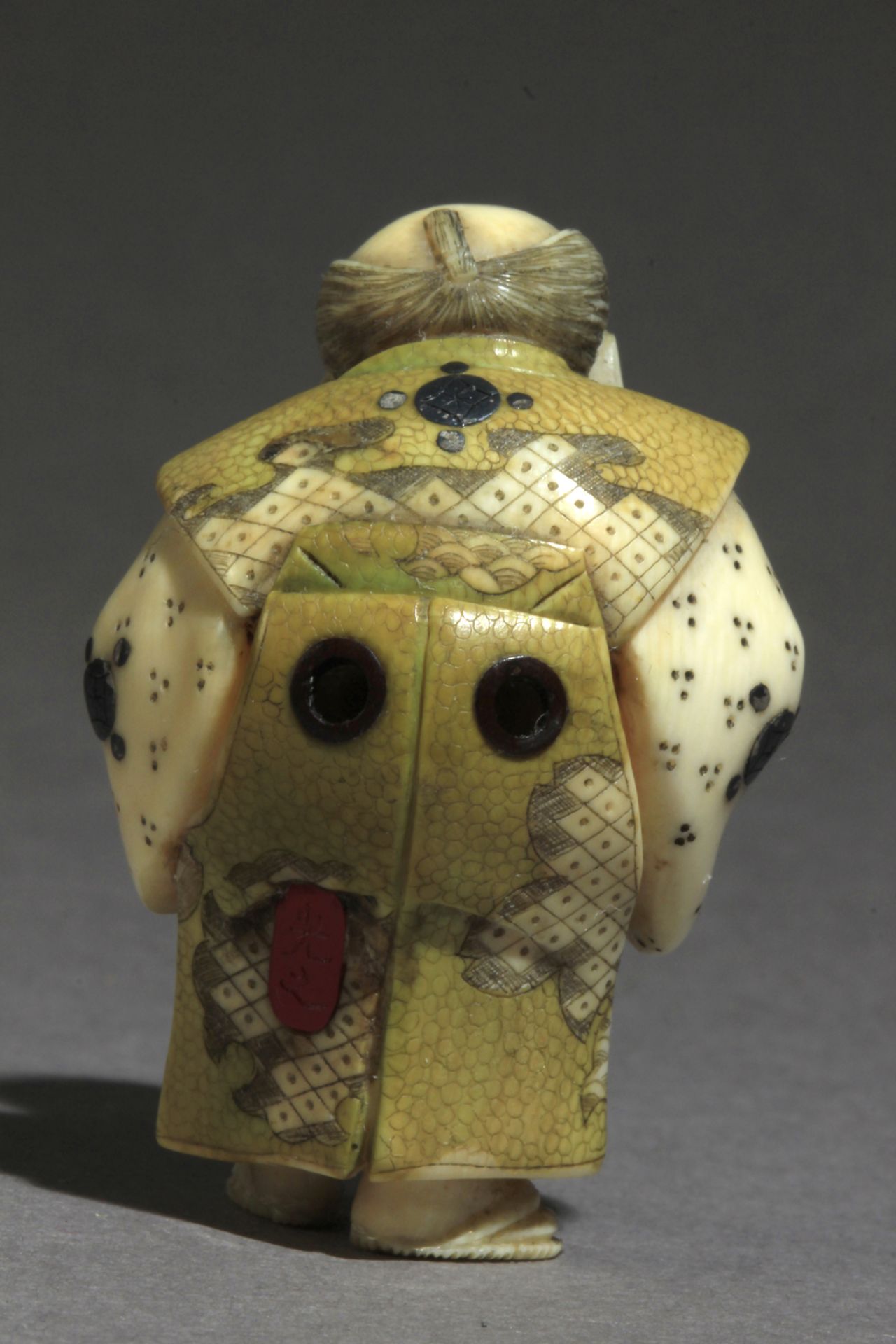 A Japanese netsuke from Meiji period circa 1900 - Image 4 of 7