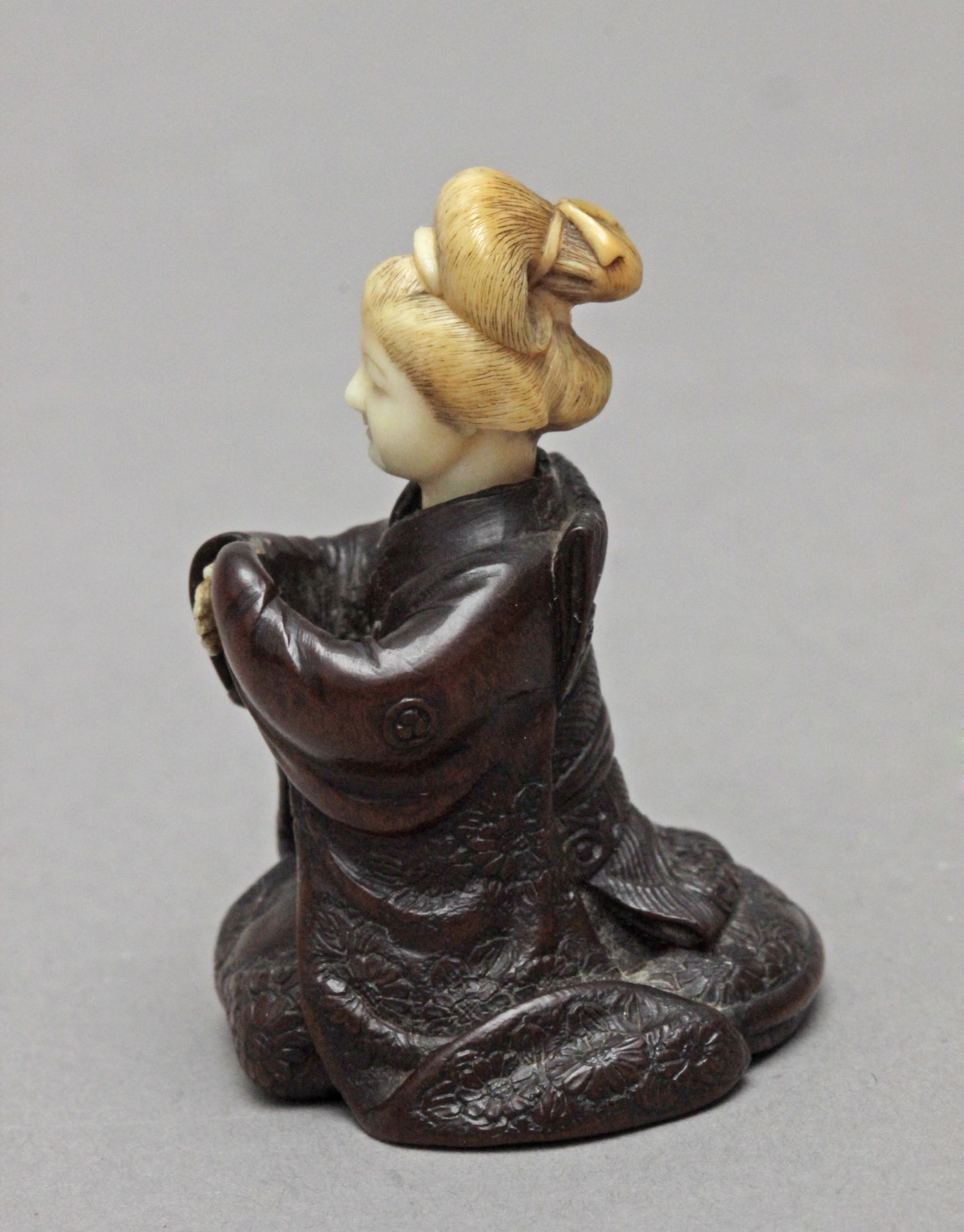 A late 19th century Japanese netsuke from Meiji period - Bild 2 aus 7