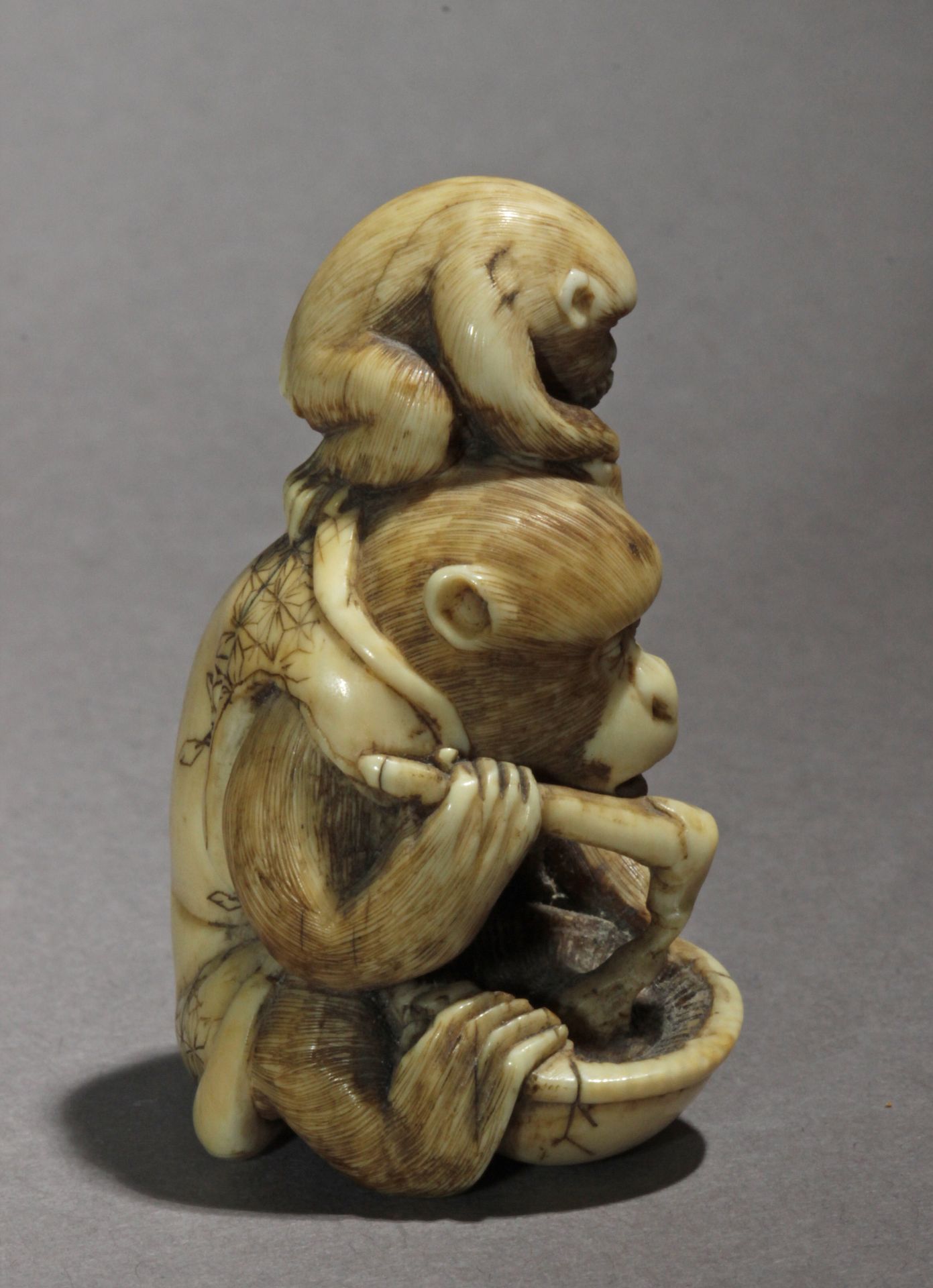 A Japanese netsuke from Edo period circa 1825-1850 - Bild 6 aus 8