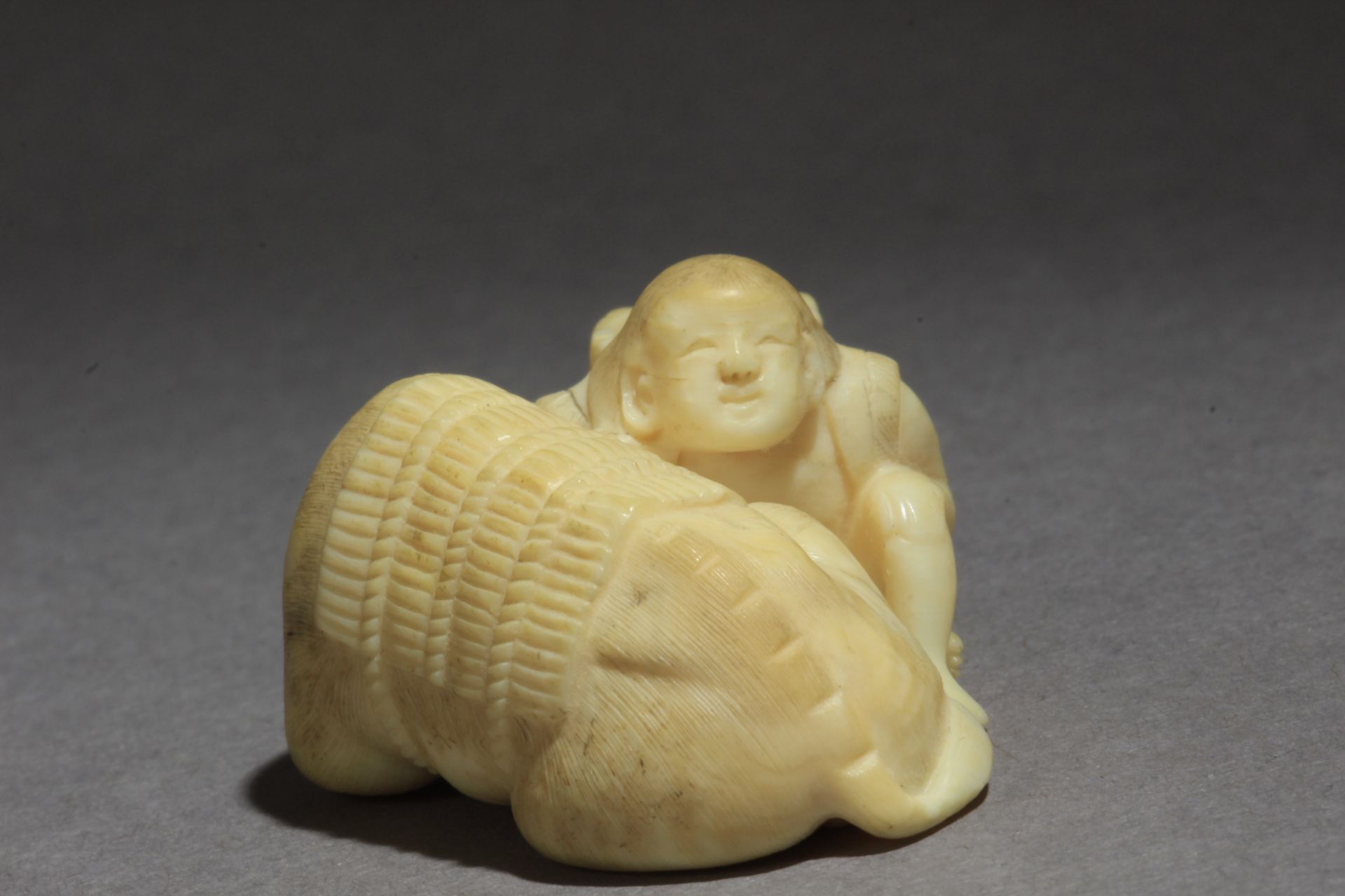 A 19th century Japanese netsuke from Meiji period - Image 4 of 6