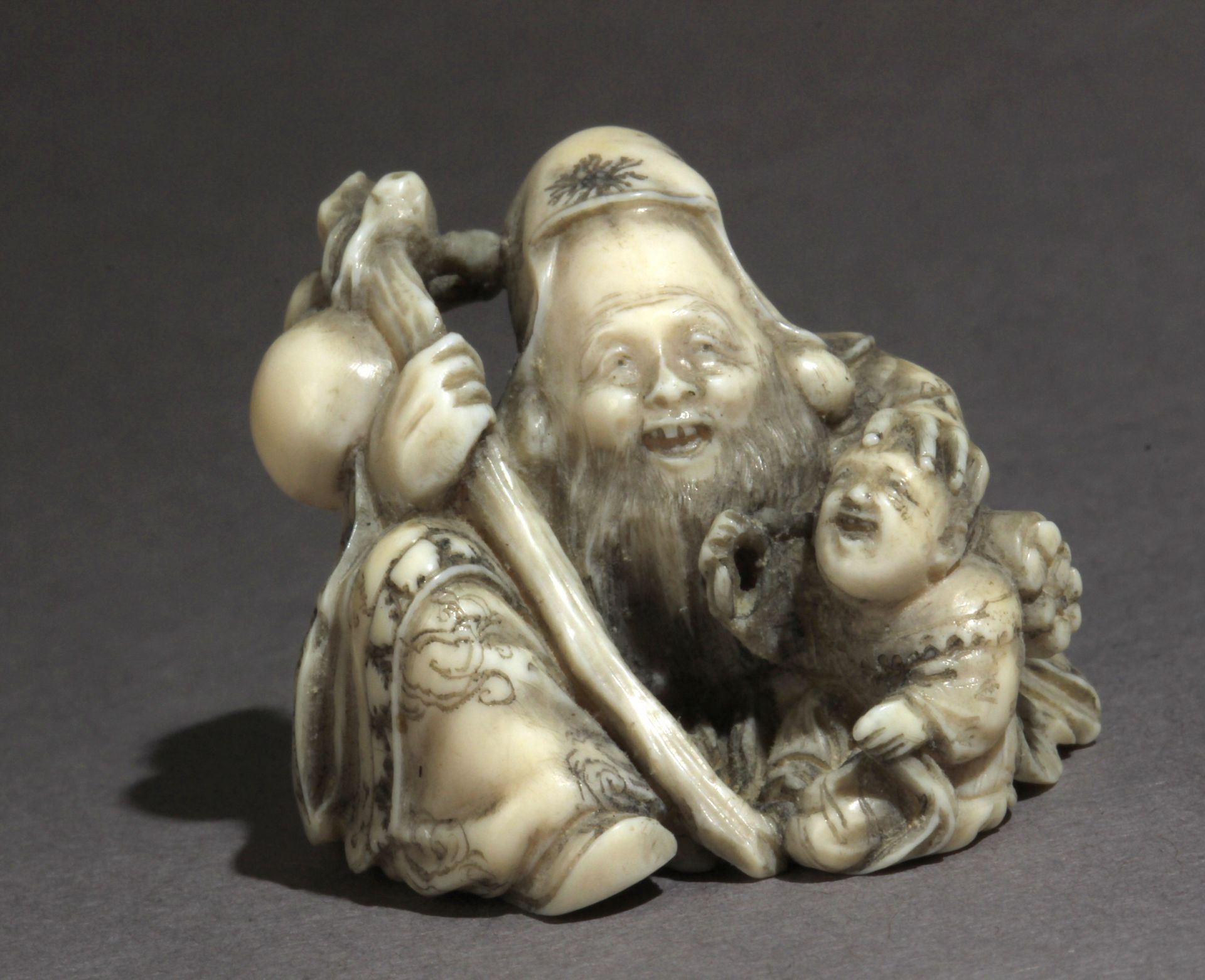 A late 19th century Japanese netsuke from Meiji period - Image 2 of 7