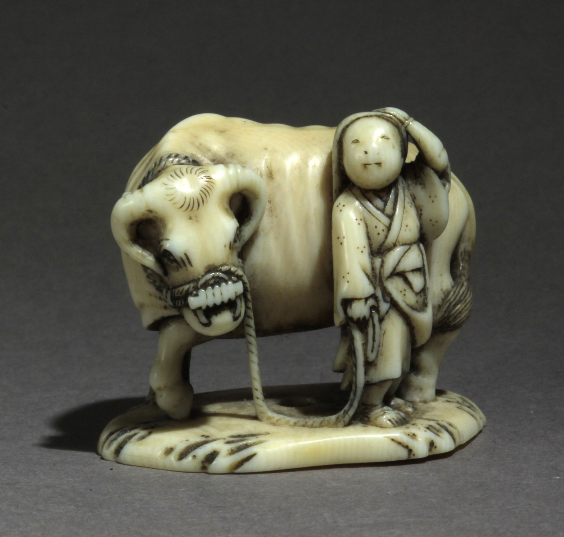 A mid 19th century Japanese netsuke from Edo period - Image 2 of 8