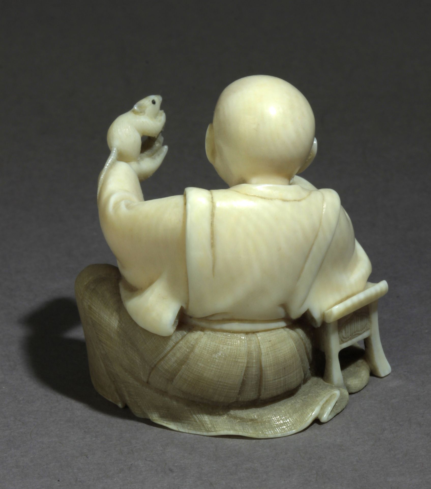 A late 19th century Japanese netsuke from Meiji period - Image 4 of 8