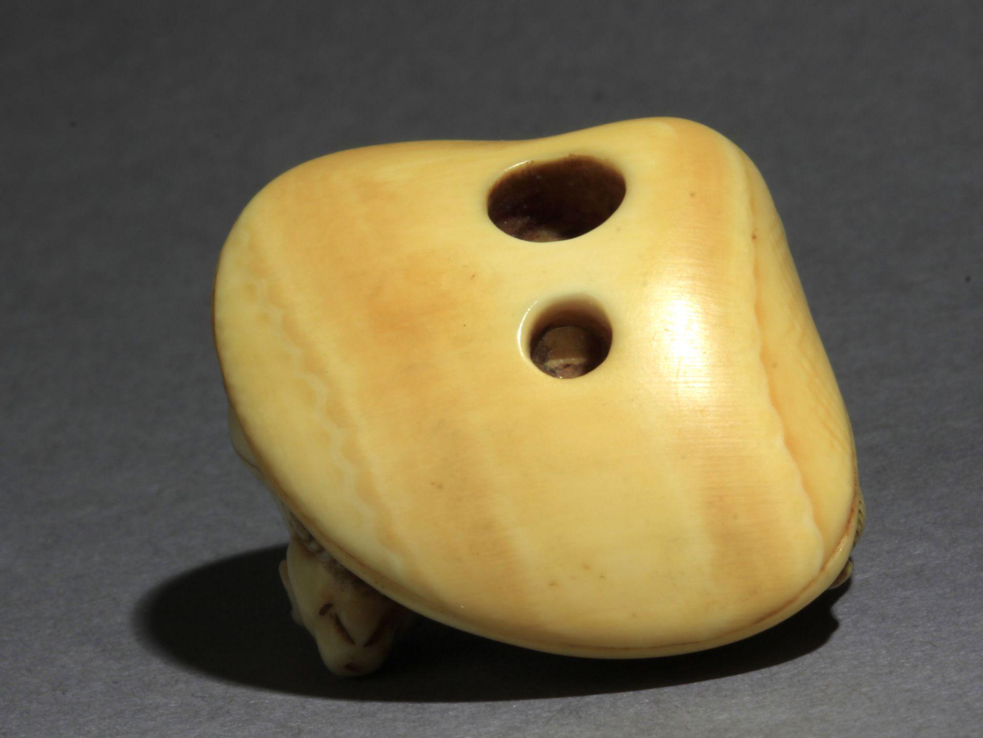 A late 18th century Japanese netsuke from Edo period - Image 5 of 5